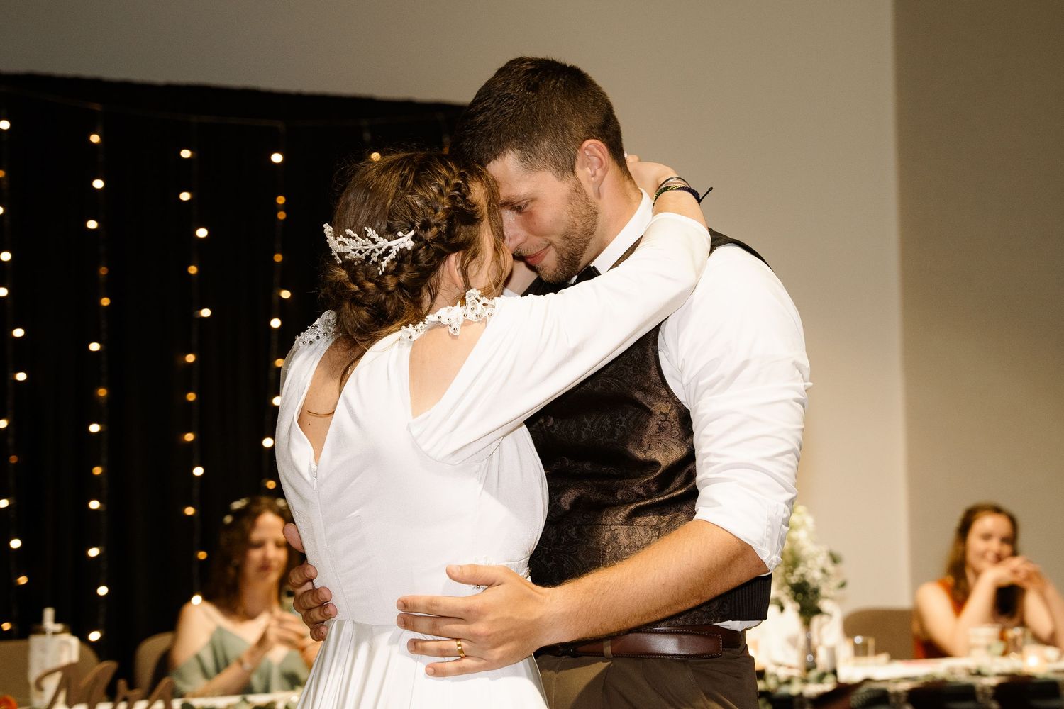 ©AnnaVonRiesenPhotography Wedding Photography | Color image of the bride & groom sharing their first dance.