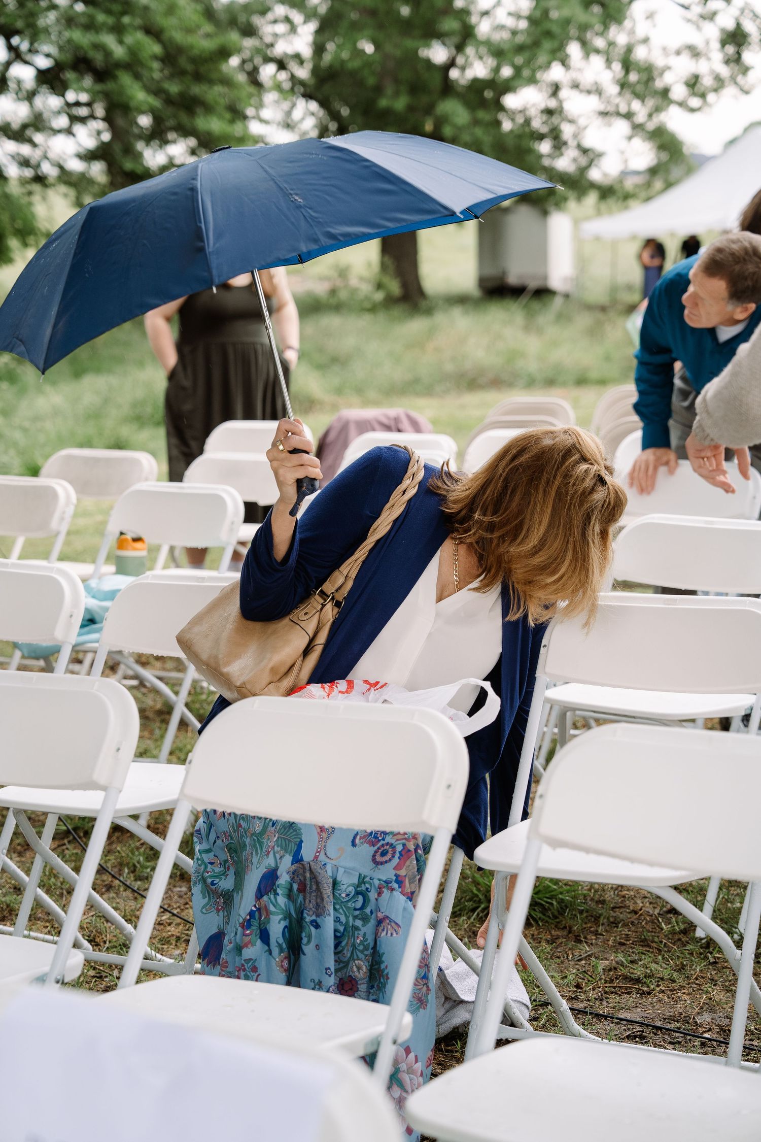 ©AnnaVonRiesenPhotography Wedding Photography | Color image of a wedding guest with an umbrella.
