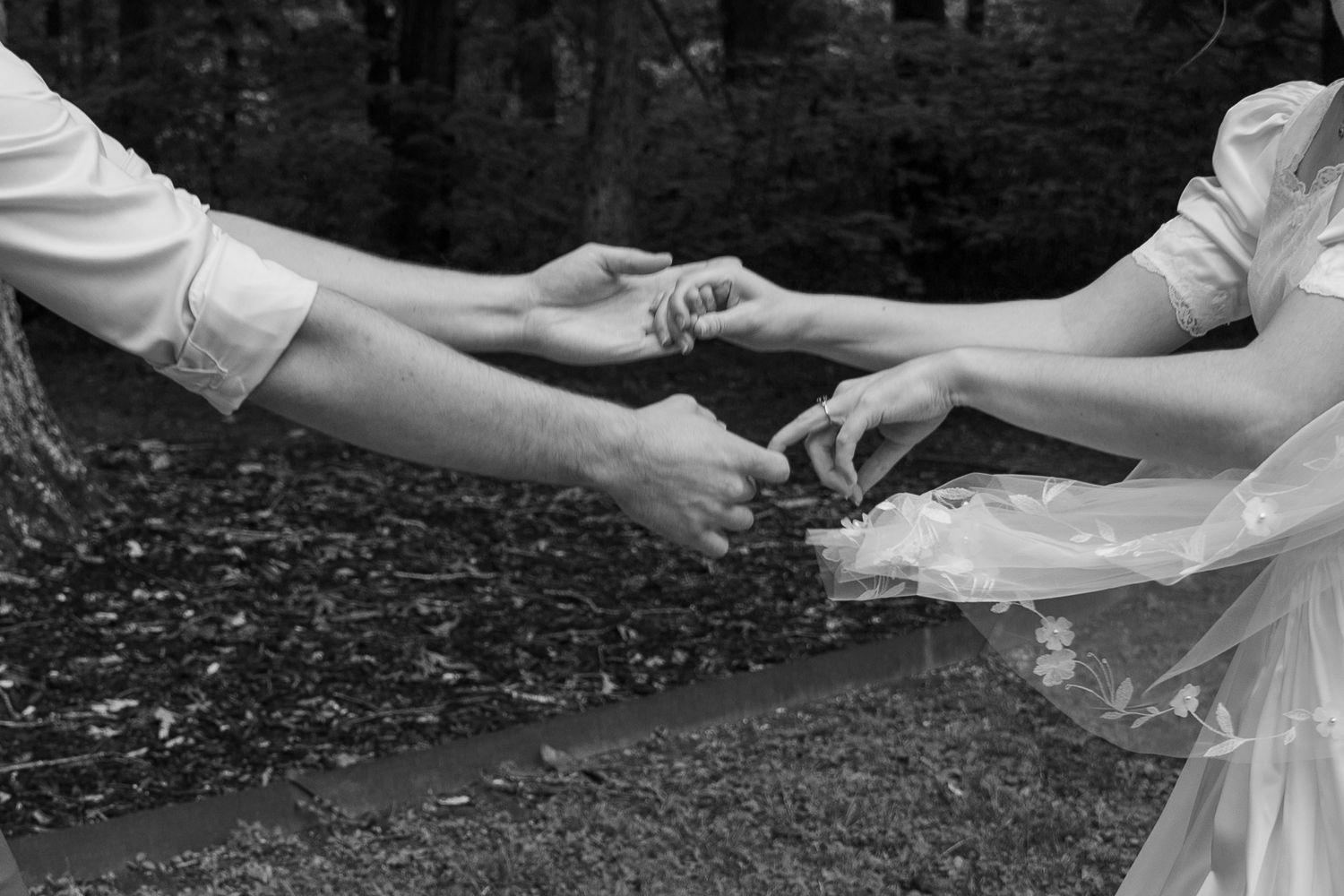 ©AnnaVonRiesenPhotography Wedding Photography | B&W image of the bride & groom's hands while they dance.