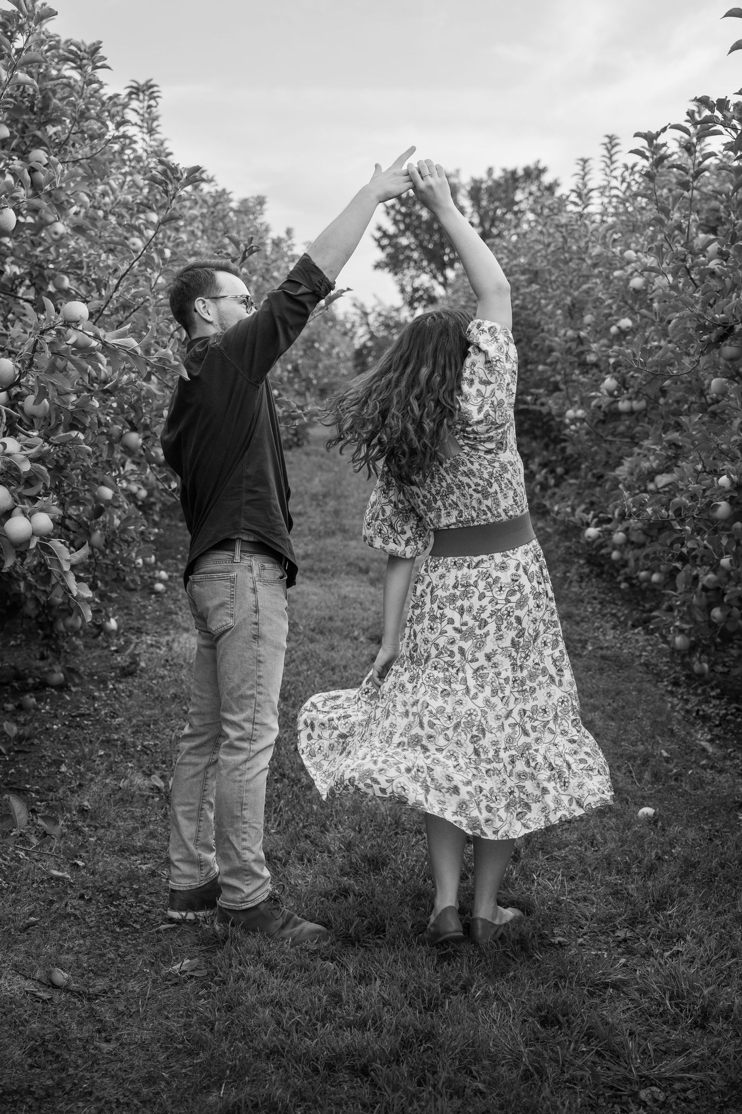 ©AnnaVonRiesenPhotography Couples Photography | B&W image of a man twirling his wife.