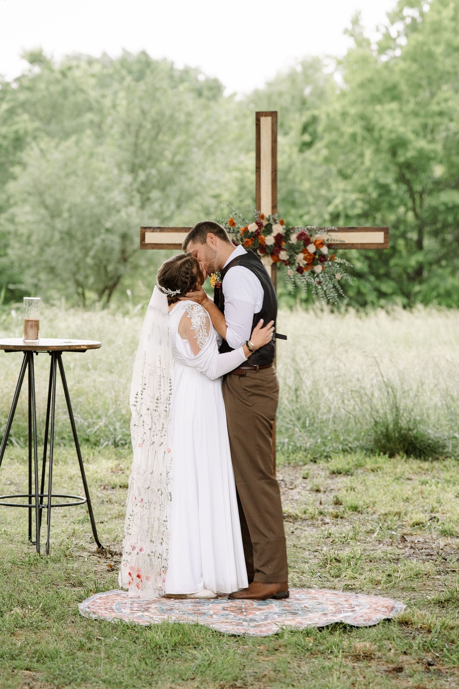 ©AnnaVonRiesenPhotography Wedding Photography | Color image of the bride & groom's first kiss.