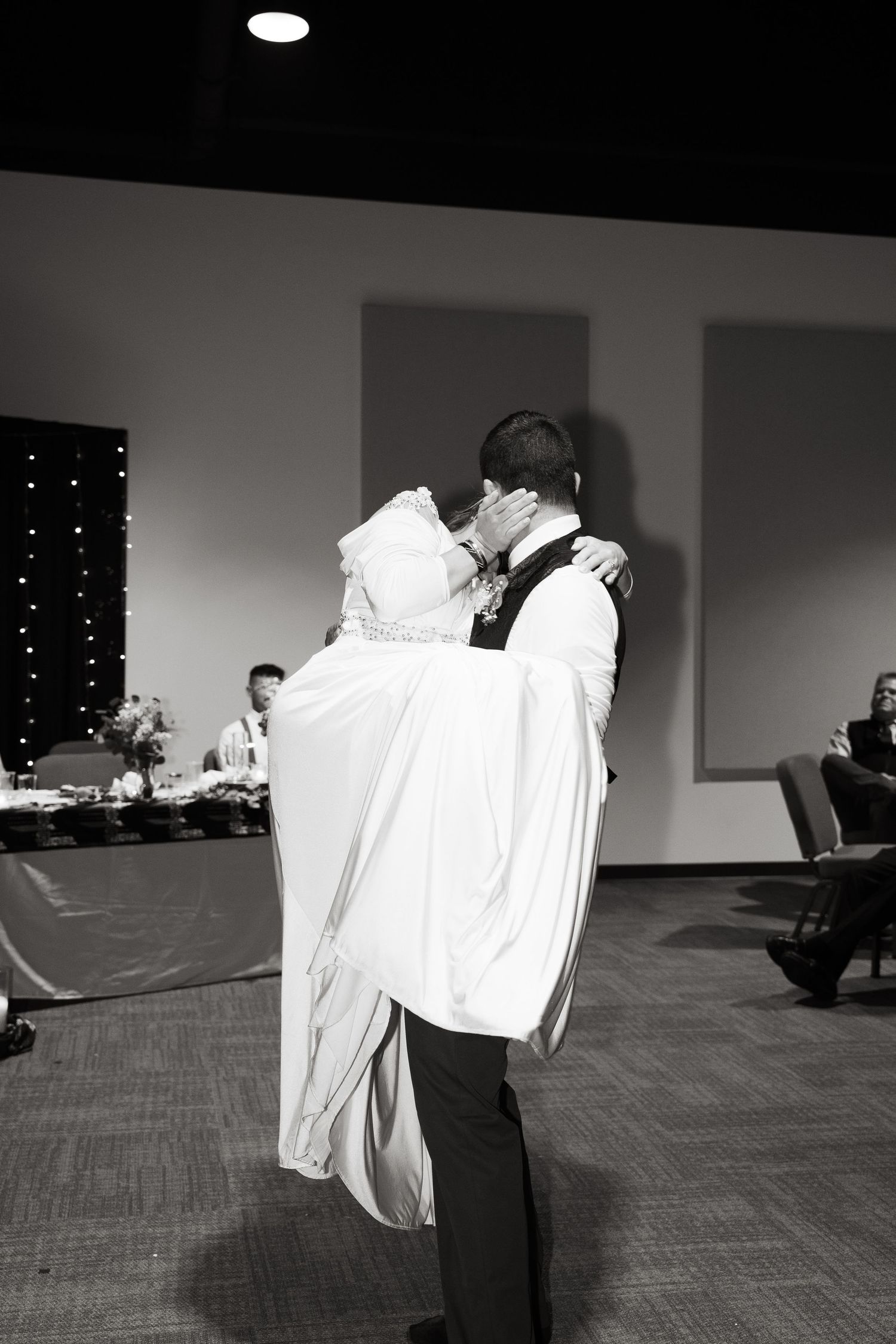 ©AnnaVonRiesenPhotography Wedding Photography | B&W image of the groom holding his bride.