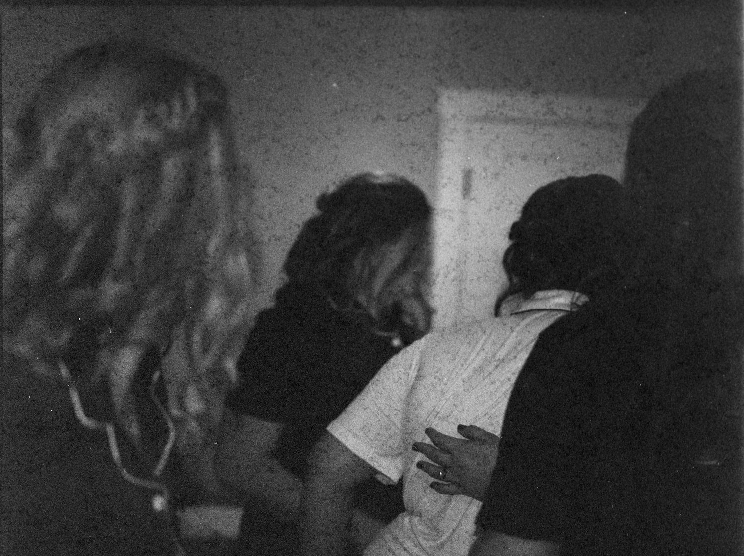 ©AnnaVonRiesenPhotography Wedding Photography | Film B&W image of the bridesmaids surrounding the bride with a hug.