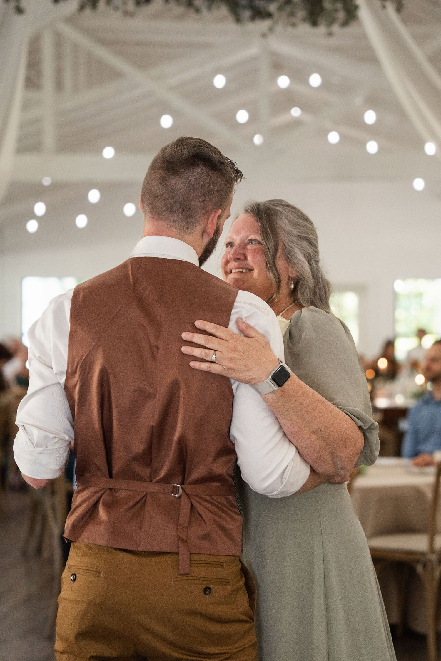 ©AnnaVonRiesenPhotography Wedding Photography | Color image of the groom dancing with his mom.