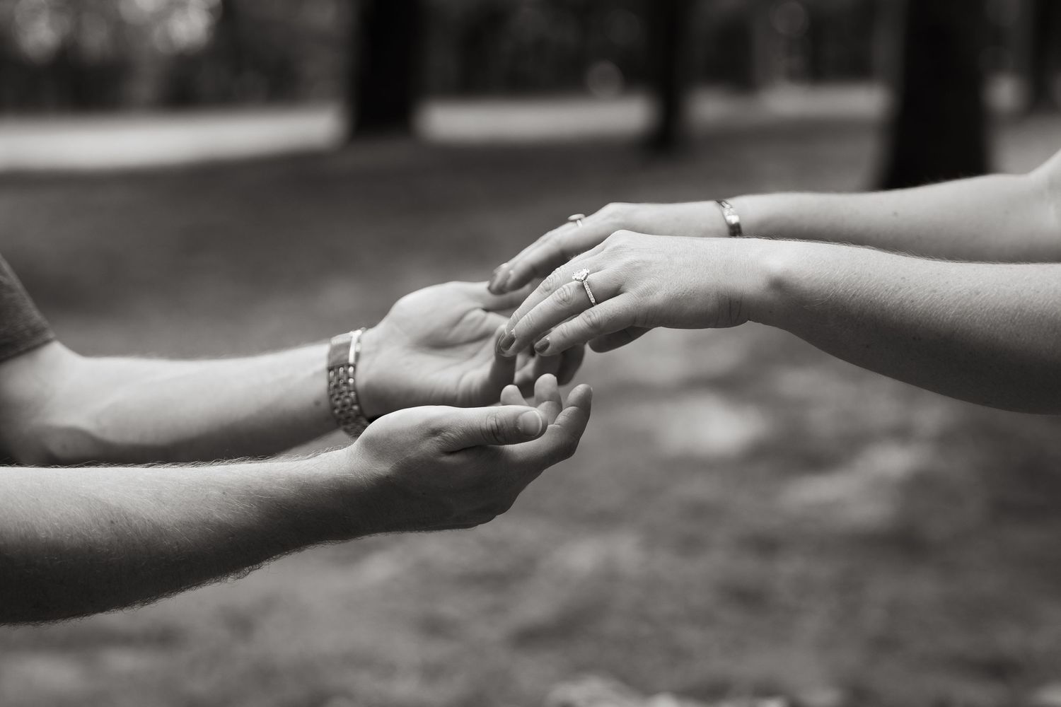 ©AnnaVonRiesenPhotography Wedding Photography | B&W image of a couple's hands facing each other.