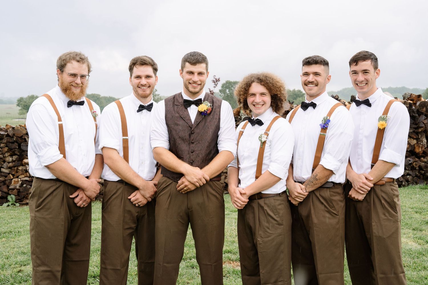 ©AnnaVonRiesenPhotography Wedding Photography | Color image of the groomsmen smiling together.