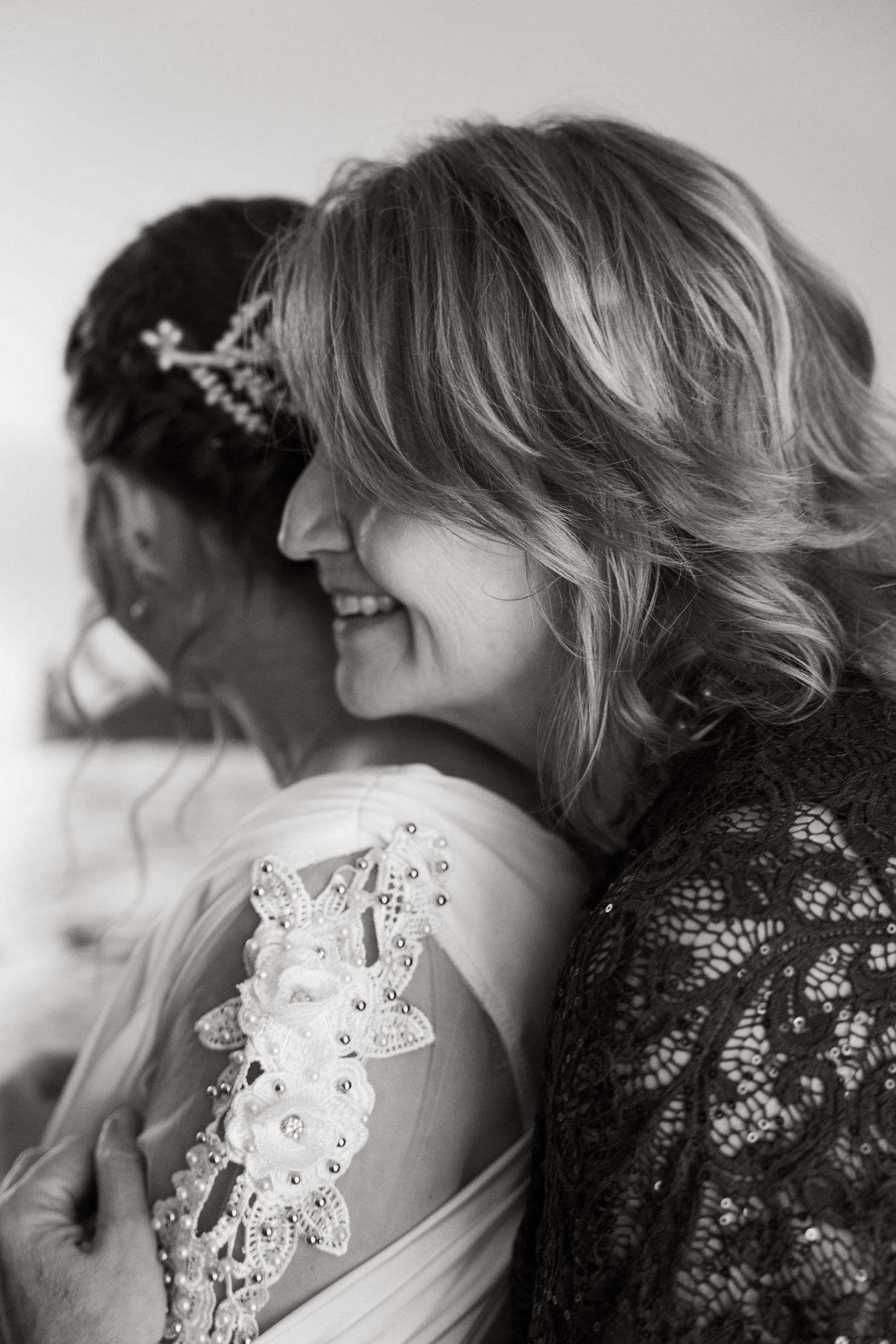 ©AnnaVonRiesenPhotography Wedding Photography | B&W image of the bride's mother smiling at her over her shoulder.