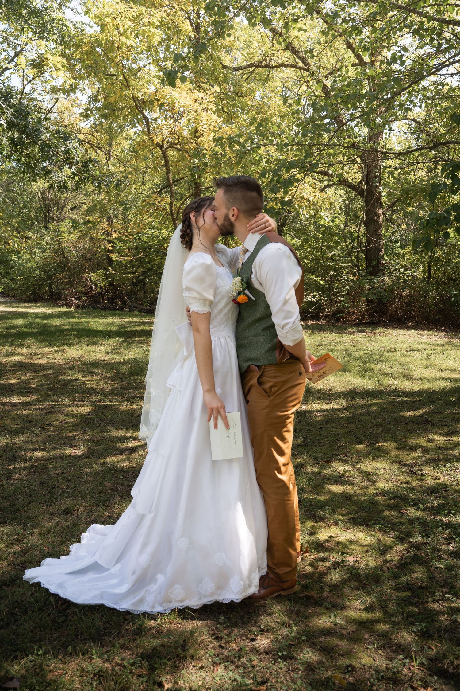 ©AnnaVonRiesenPhotography Wedding Photography | Color image of the bride & groom kissing.