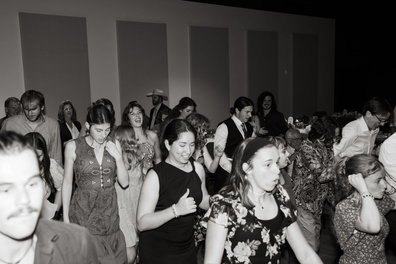 ©AnnaVonRiesenPhotography Wedding Photography | B&W image of wedding guests enjoying the dance reception.