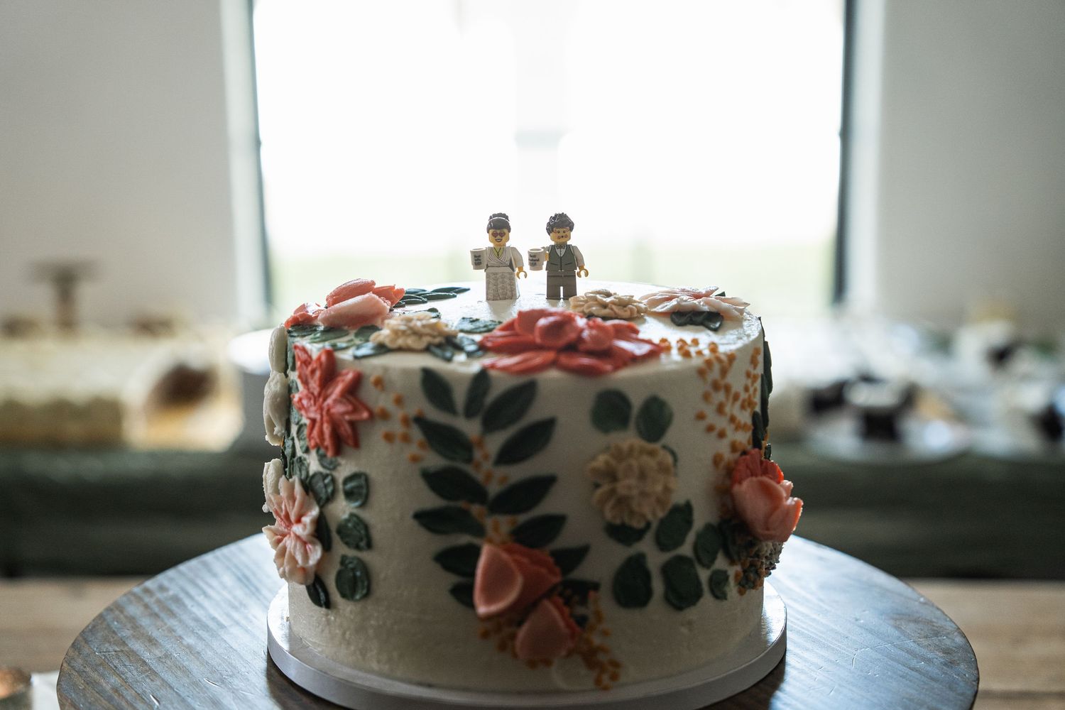©AnnaVonRiesenPhotography Wedding Photography | Color image of the wedding cake with LEGO figures on top.