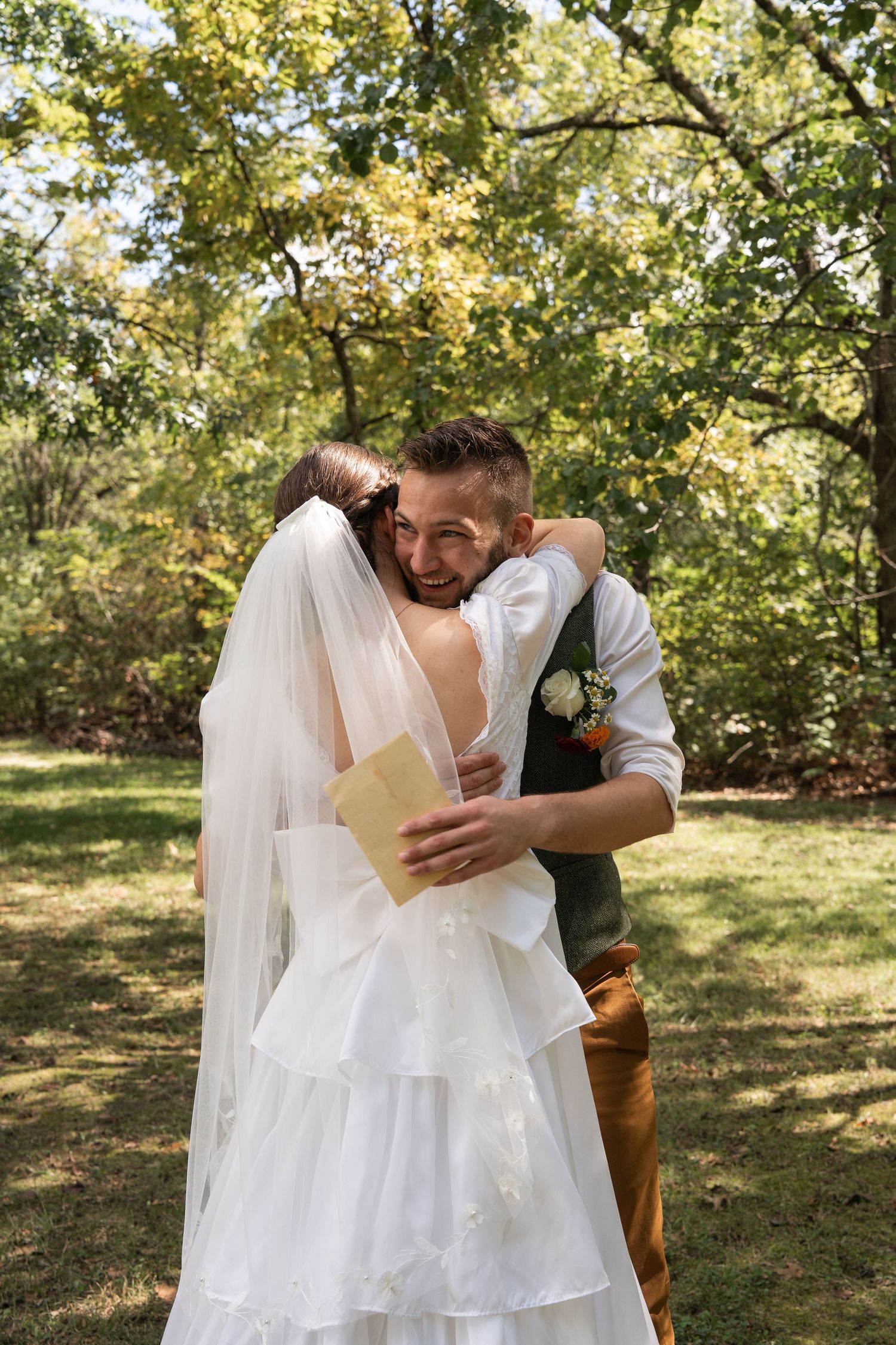 ©AnnaVonRiesenPhotography Wedding Photography | Color image of the bride & groom hugging.