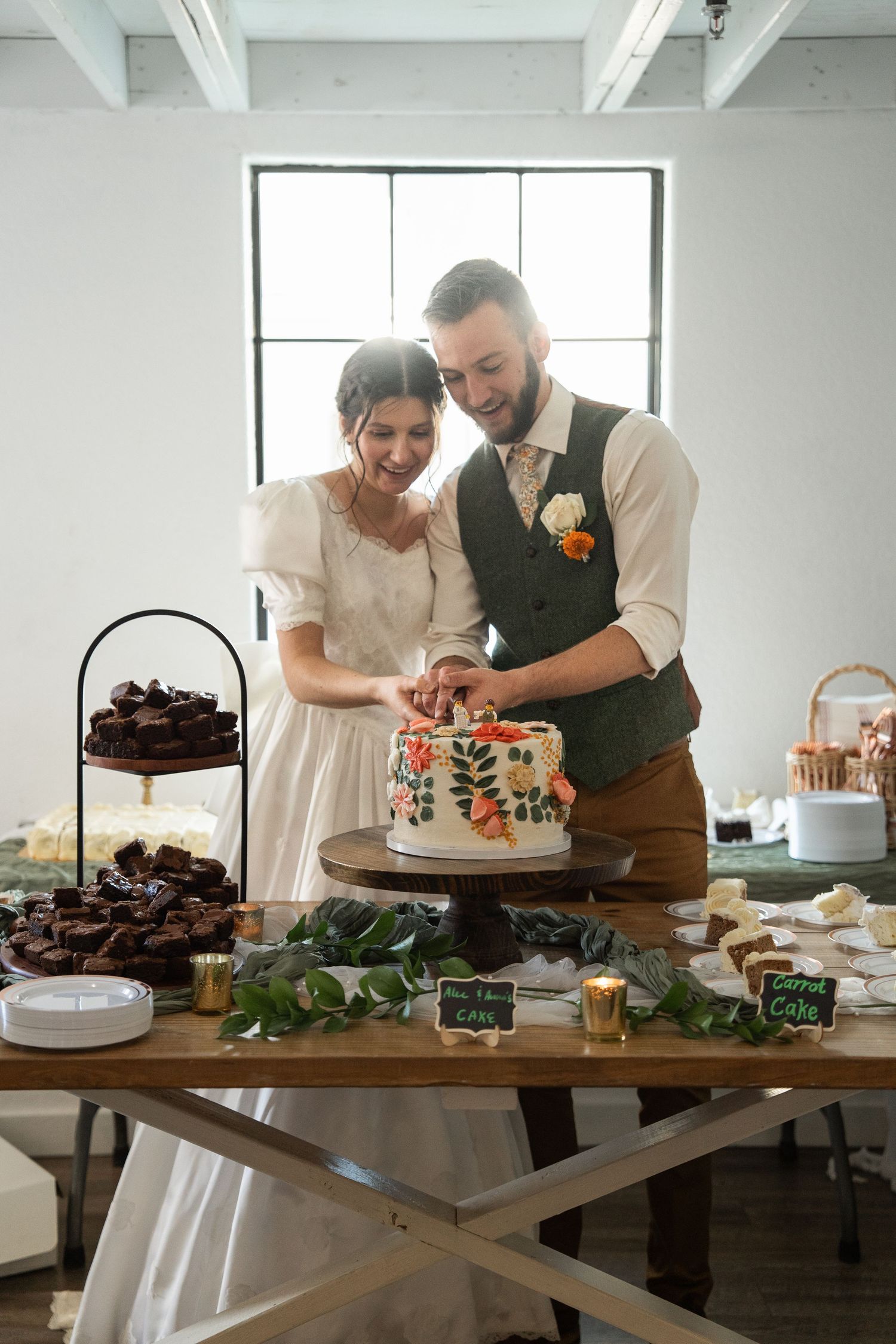 ©AnnaVonRiesenPhotography Wedding Photography | Color image of a bride & groom cutting their cake.