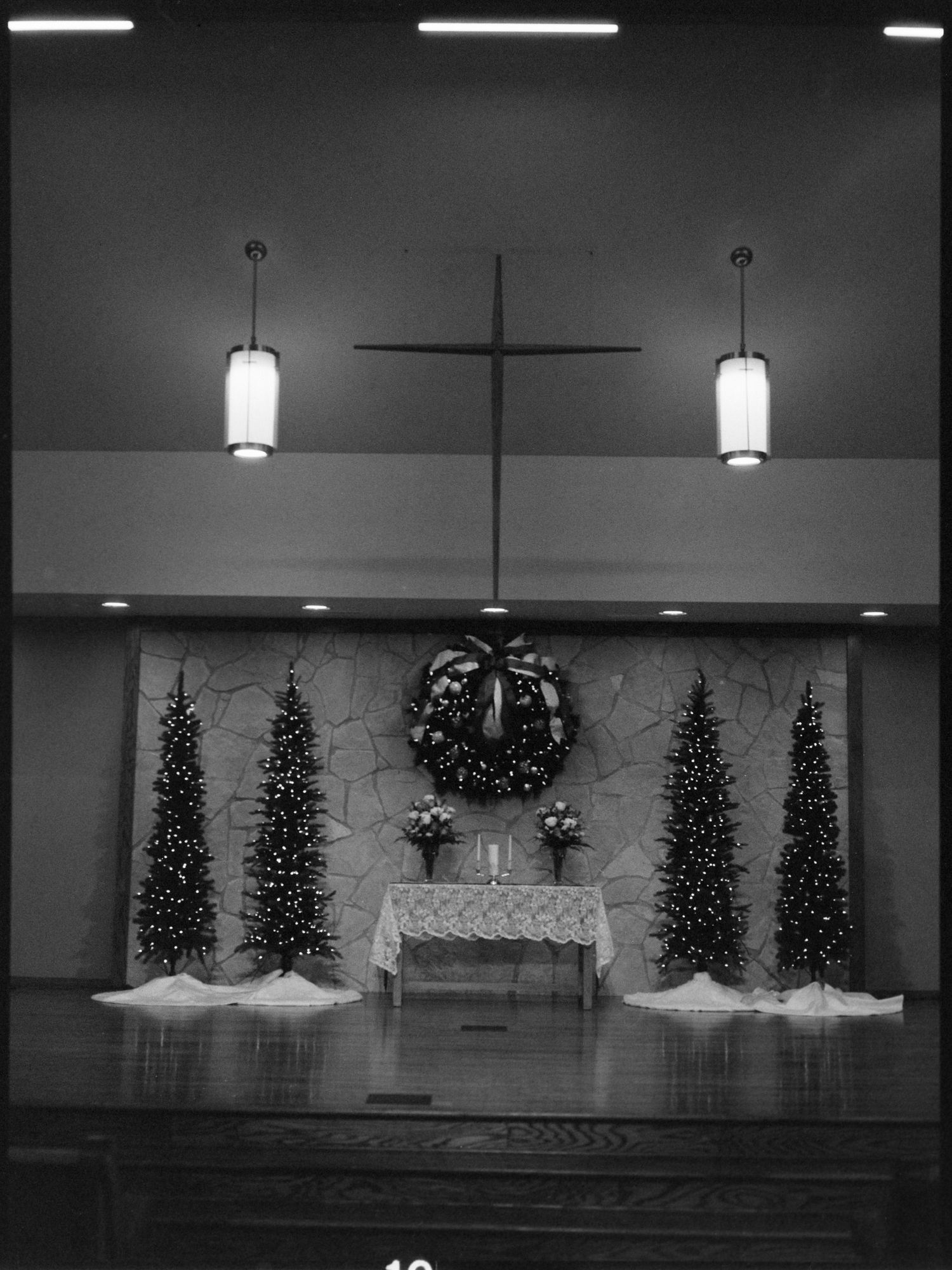 ©AnnaVonRiesenPhotography Wedding Photography | Film B&W image of the ceremony hall