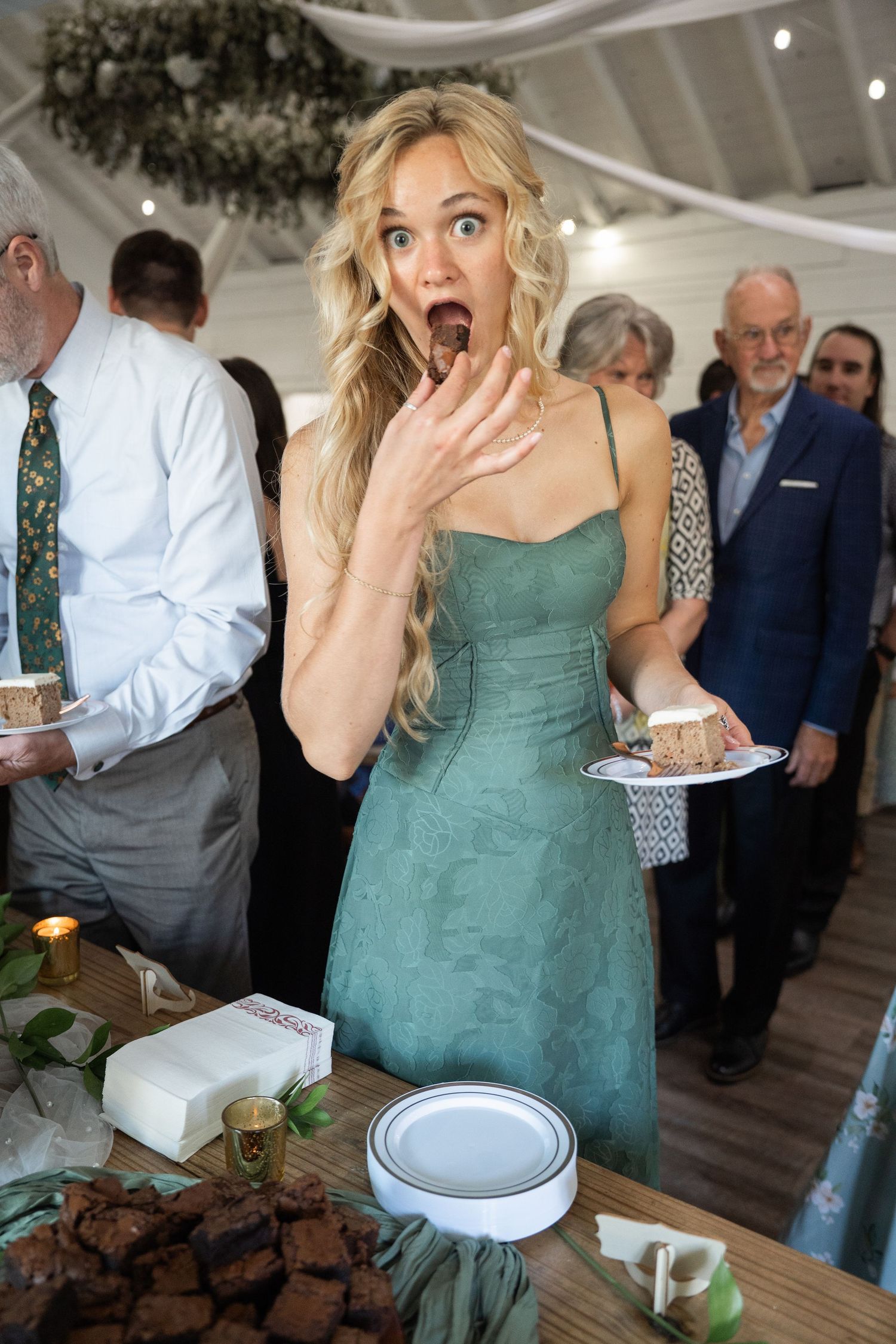 ©AnnaVonRiesenPhotography Wedding Photography | Color image of a wedding guest grabbing cake.
