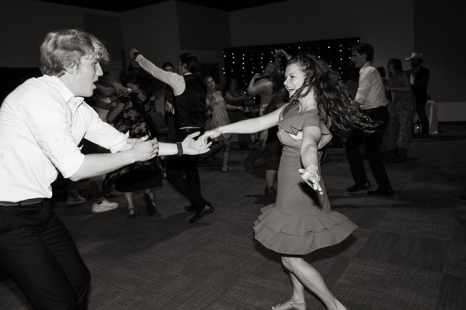 ©AnnaVonRiesenPhotography Wedding Photography | B&W image of wedding guests dancing.