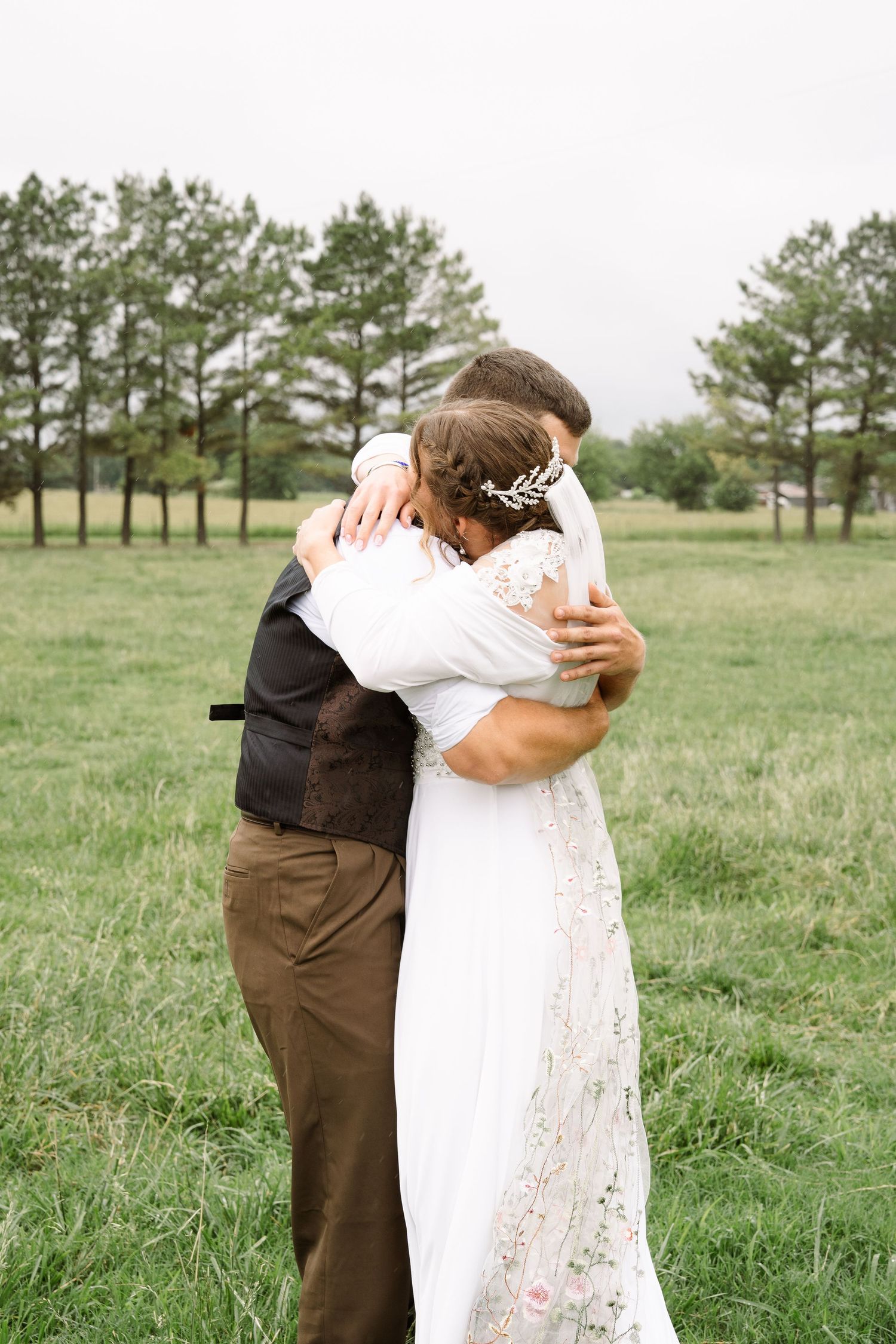 ©AnnaVonRiesenPhotography Wedding Photography | Color image of the bride & groom hugging.