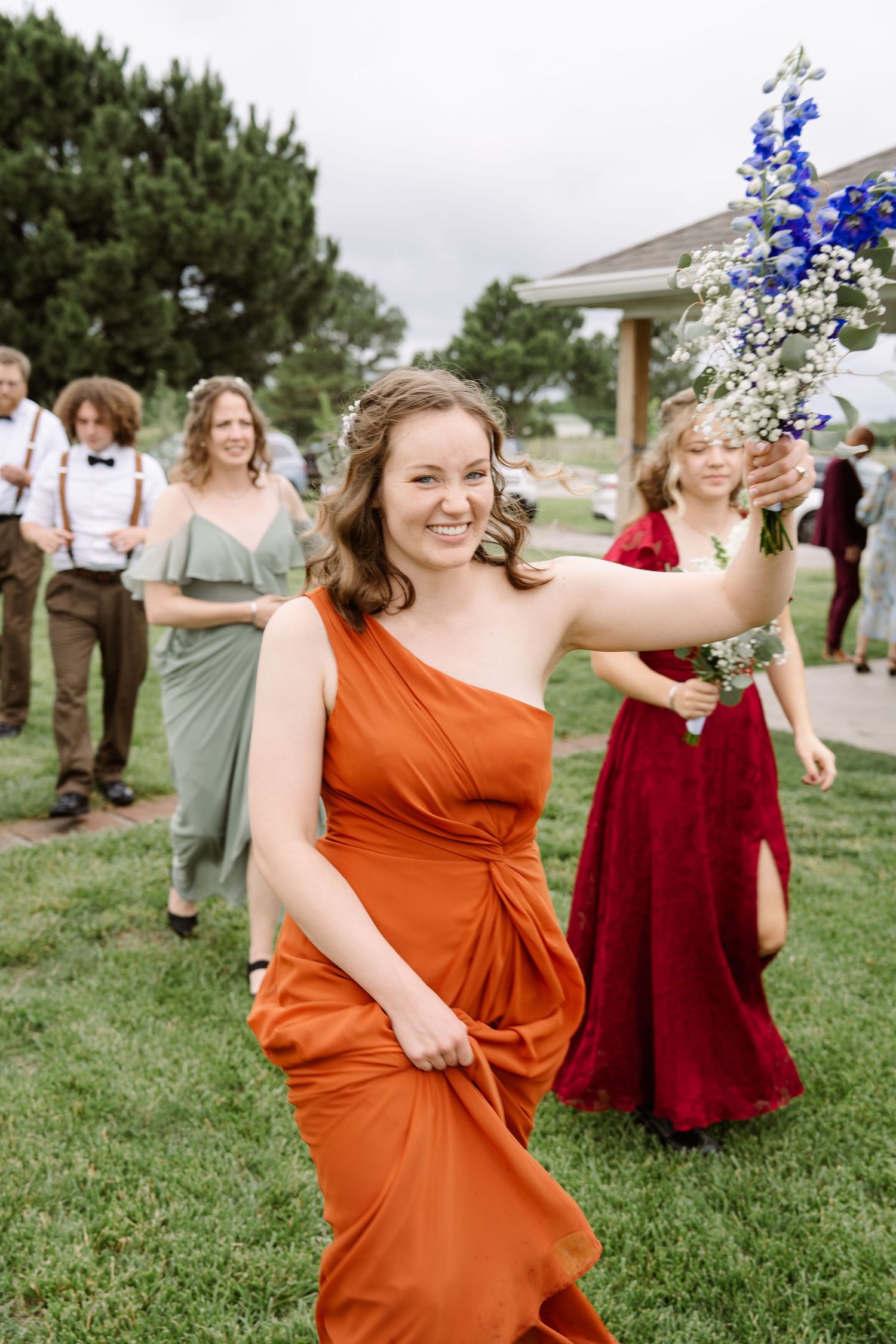 ©AnnaVonRiesenPhotography Wedding Photography | Color image of the bridal party walking toward the photo spot.