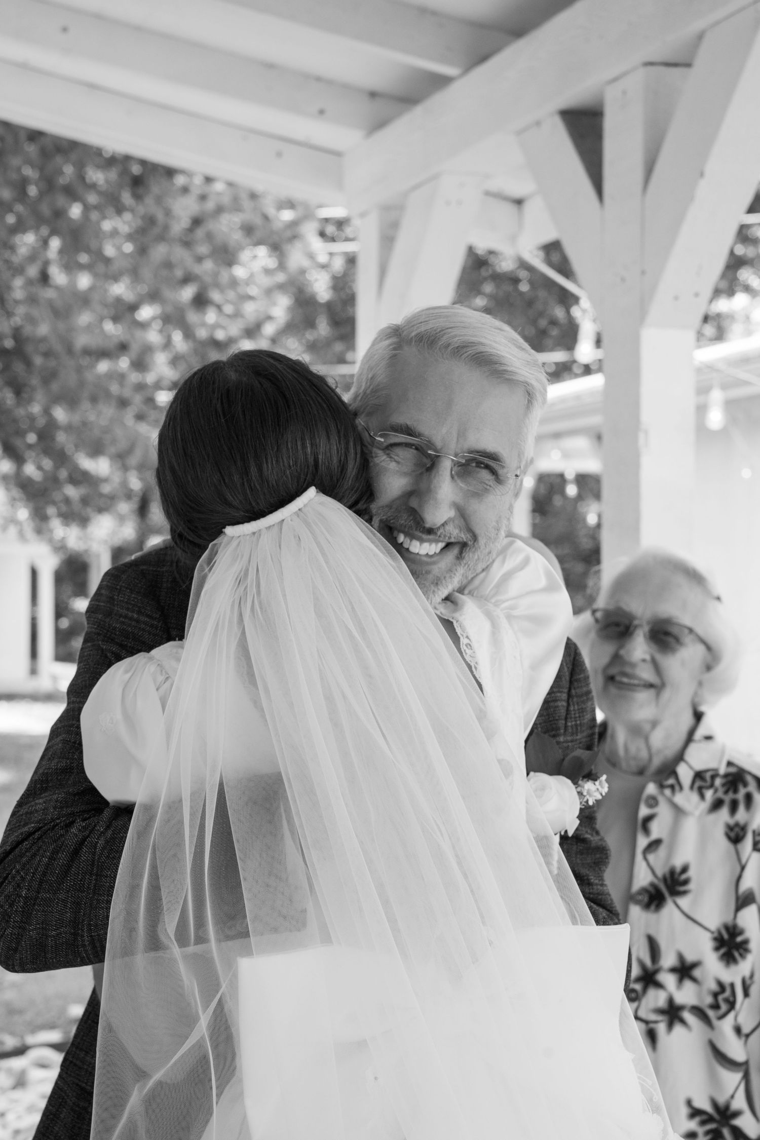 ©AnnaVonRiesenPhotography Wedding Photography | B&W image of the father of the bride hugging the bride.