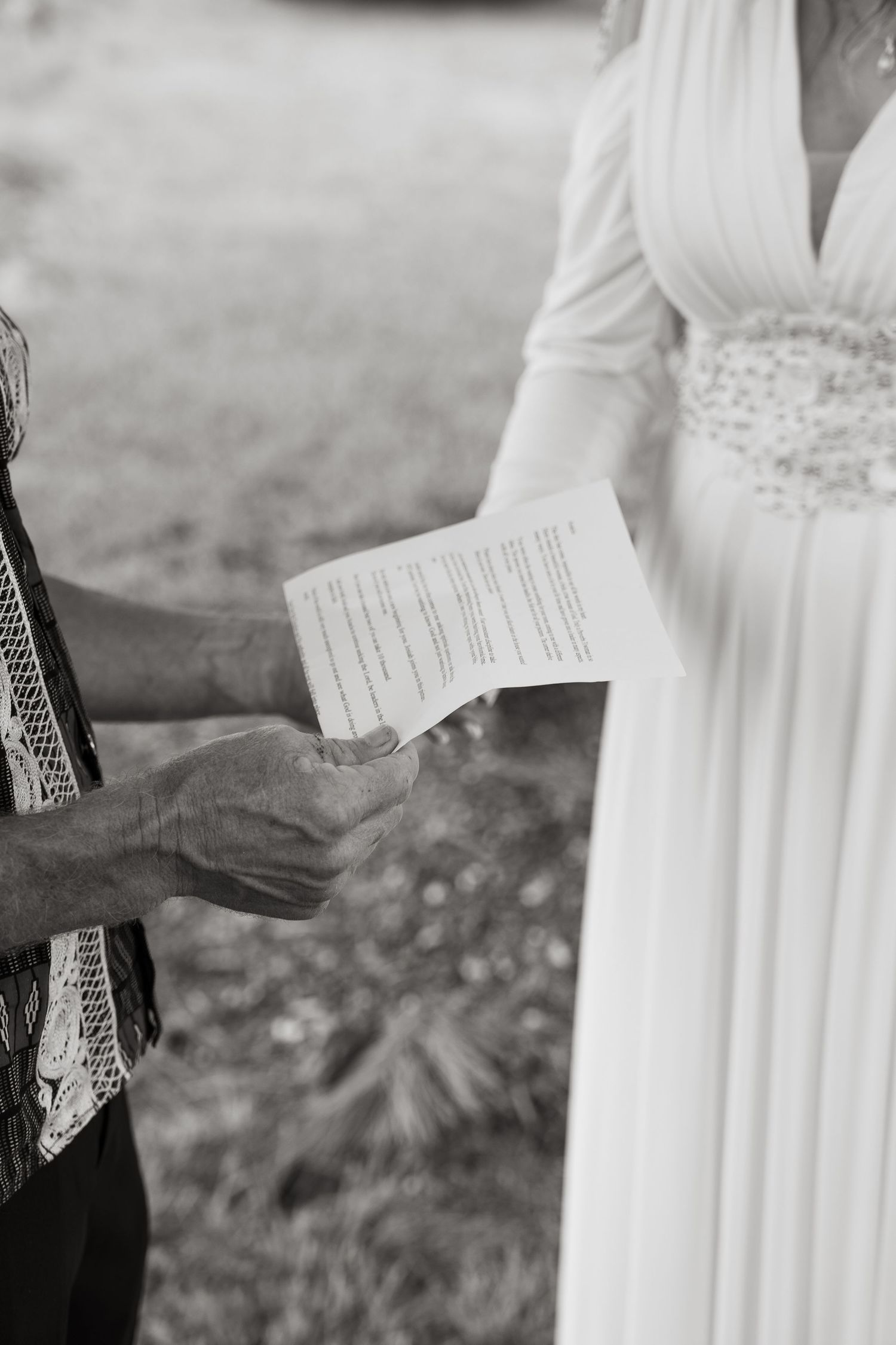©AnnaVonRiesenPhotography Wedding Photography | B&W image of the bride's father's notes to say to her.