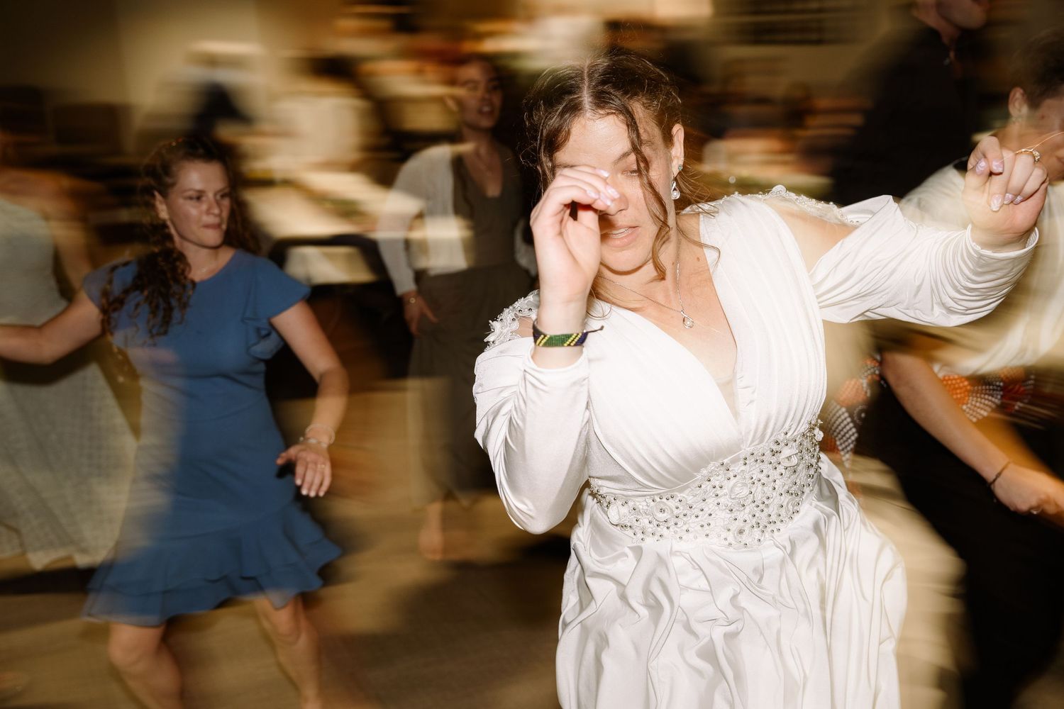 ©AnnaVonRiesenPhotography Wedding Photography | Color image of the bride dancing.