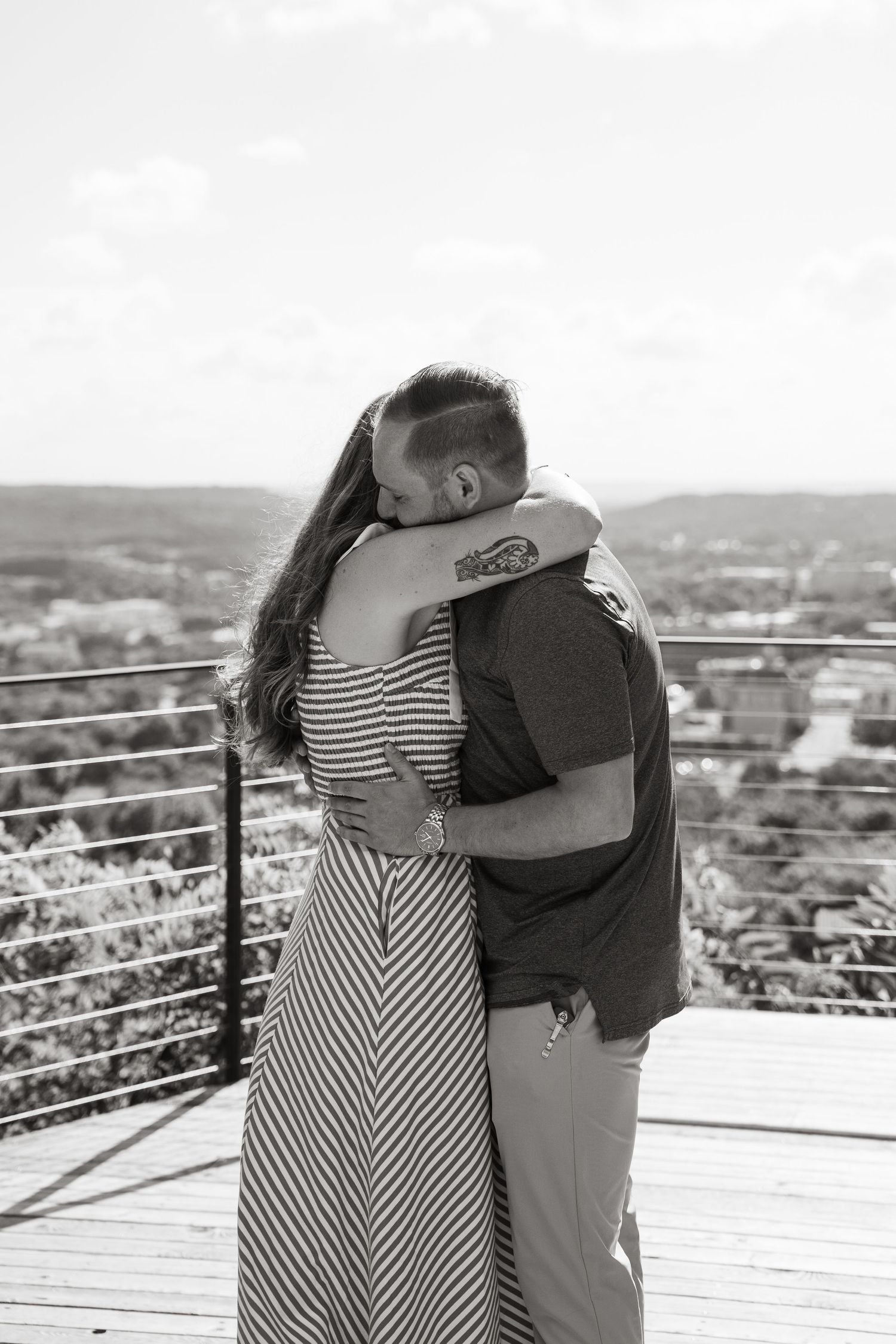 ©AnnaVonRiesenPhotography Engagement Photography | B&W image of a couple hugging after getting engaged.