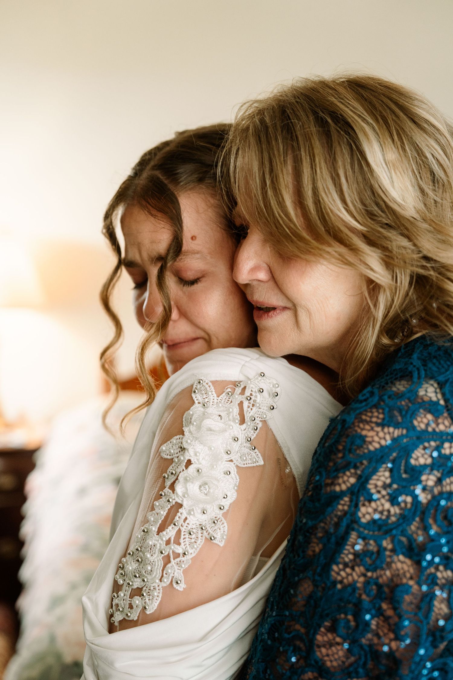 ©AnnaVonRiesenPhotography Wedding Photography | Color image of the bride & her mother hugging.