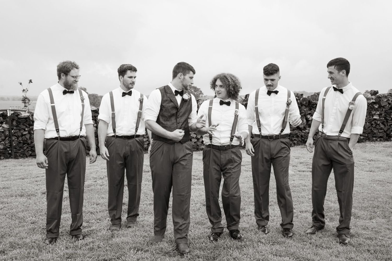 ©AnnaVonRiesenPhotography Wedding Photography | B&W image of the groomsmen walking and laughing together.