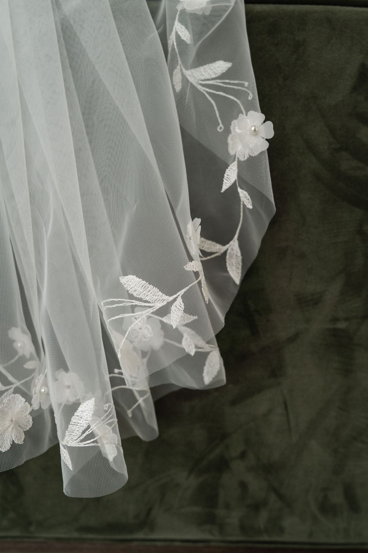 ©AnnaVonRiesenPhotography Wedding Photography | Color image of a veil detail.
