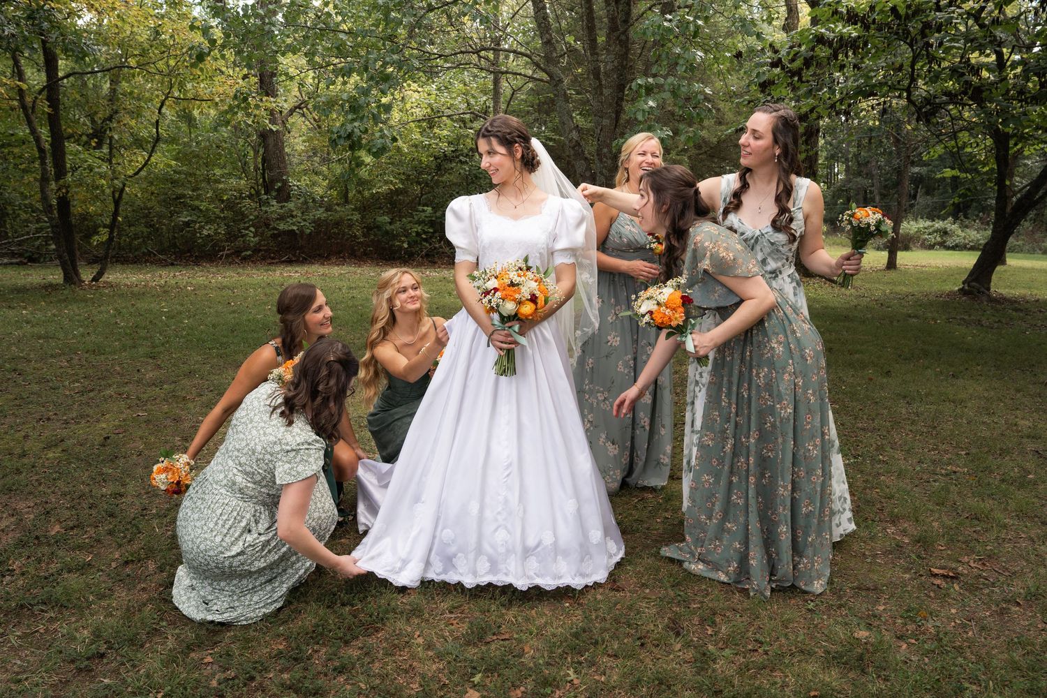 ©AnnaVonRiesenPhotography Wedding Photography | Color image of the bride and her bridesmaids