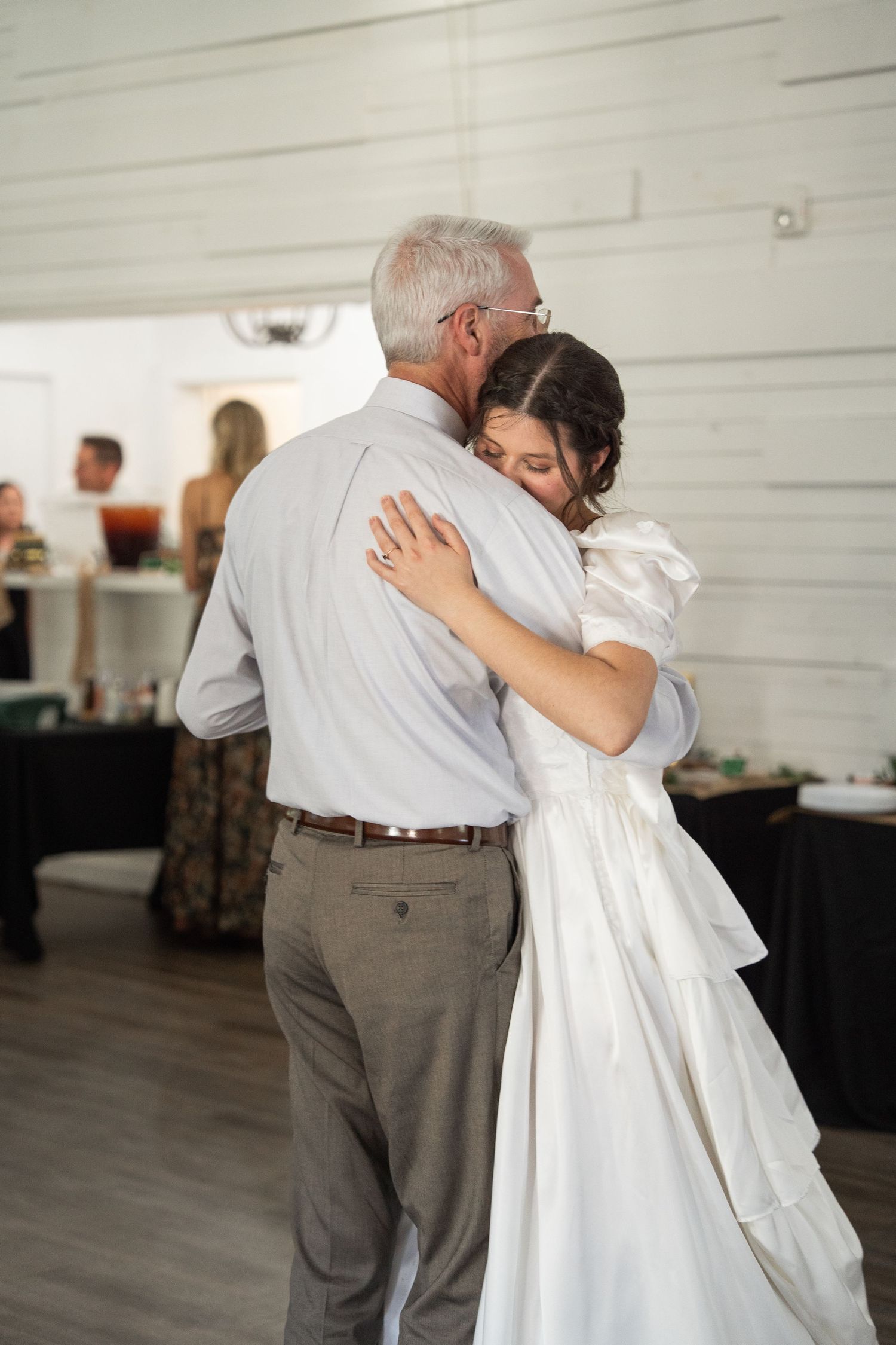 ©AnnaVonRiesenPhotography Wedding Photography | Color image of the bride dancing with her dad.