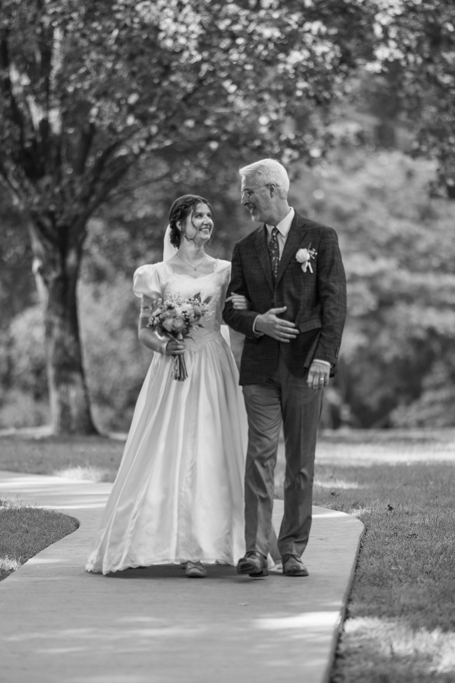 ©AnnaVonRiesenPhotography Wedding Photography | B&W image of the bride and her father smiling at each other.