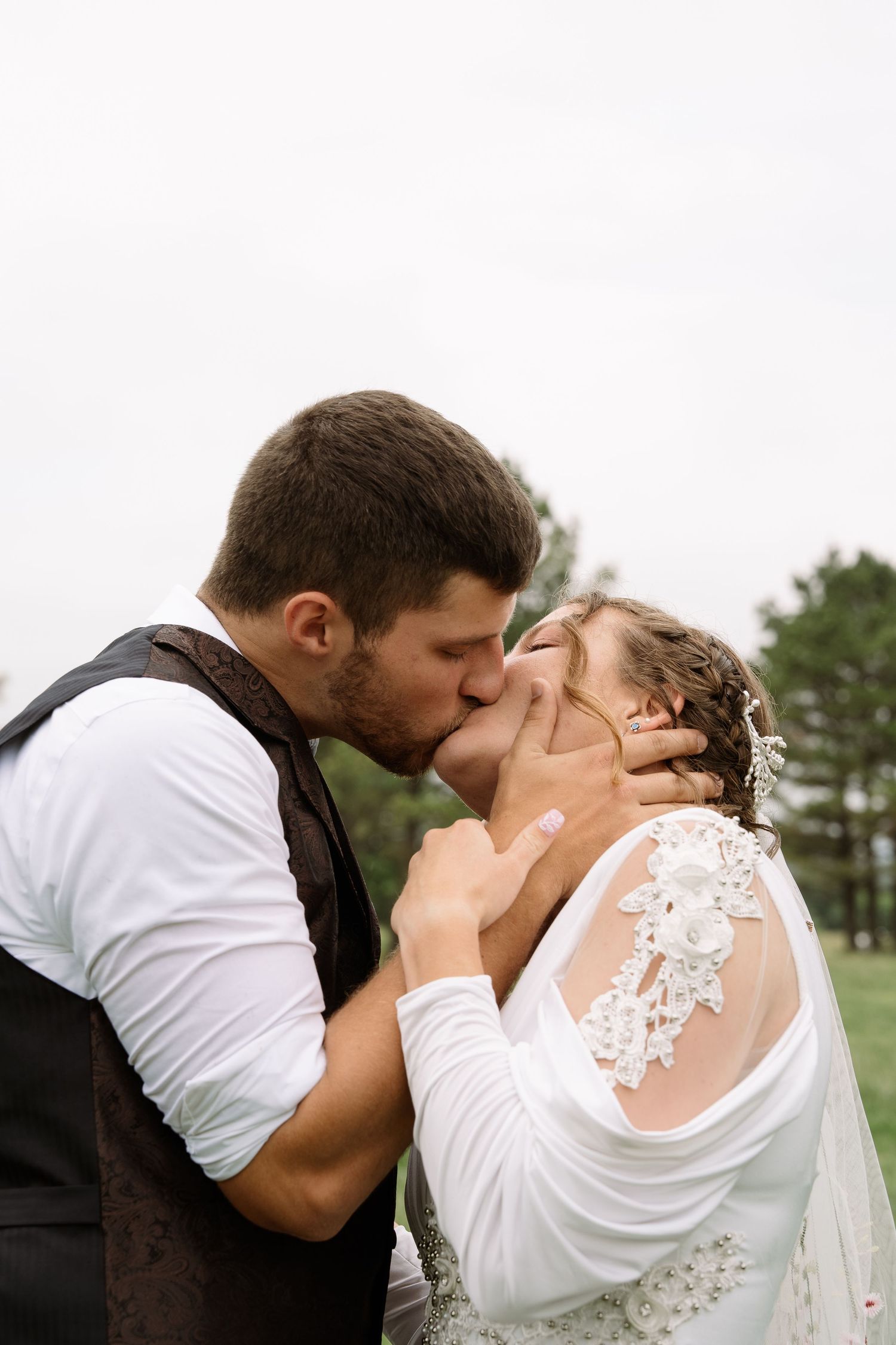©AnnaVonRiesenPhotography Wedding Photography | Color image of the bride & groom kissing.