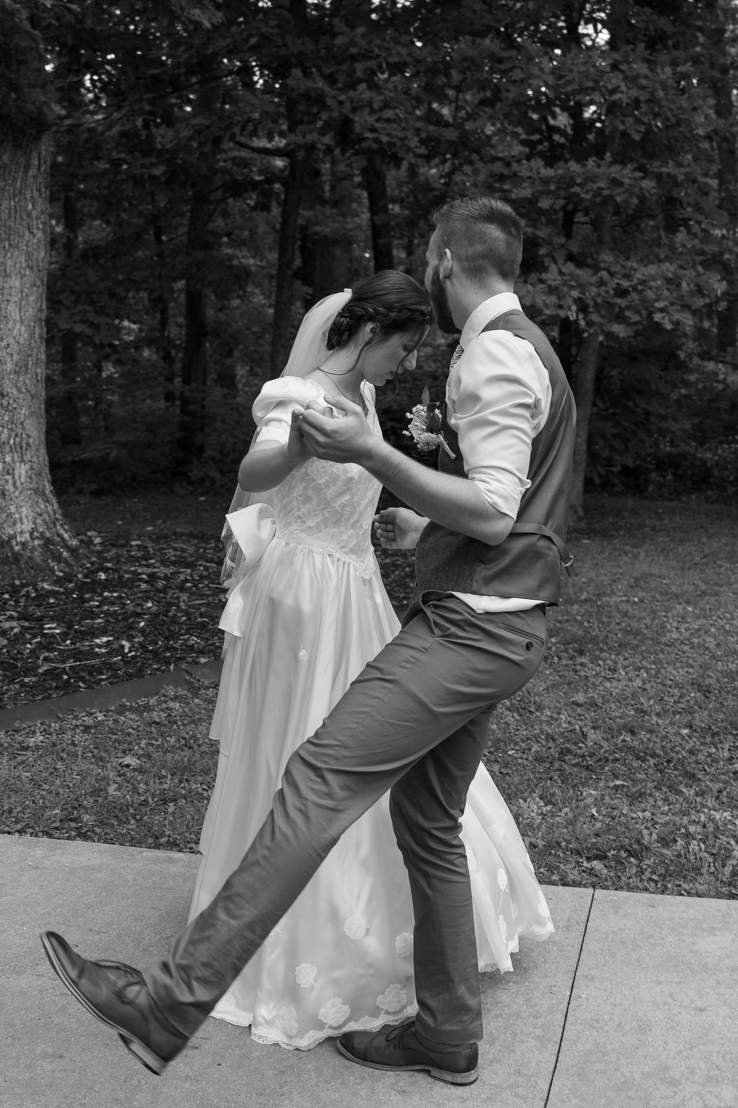 ©AnnaVonRiesenPhotography Wedding Photography | B&W image of bride & groom dancing together.