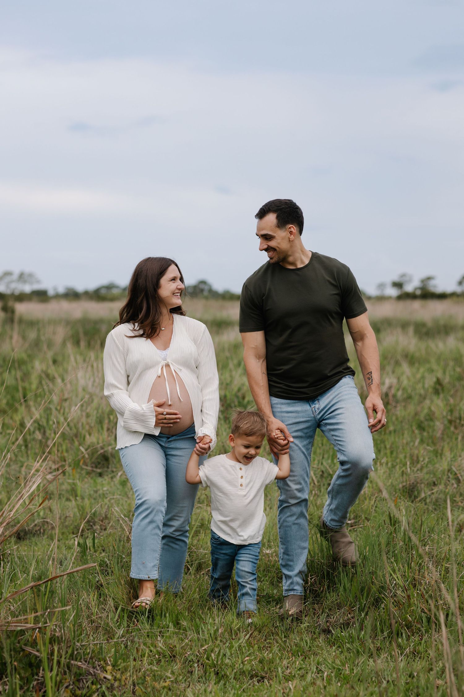 Maternity photography session in Okeechobee, Florida with family during a sunset outdoor portrait session