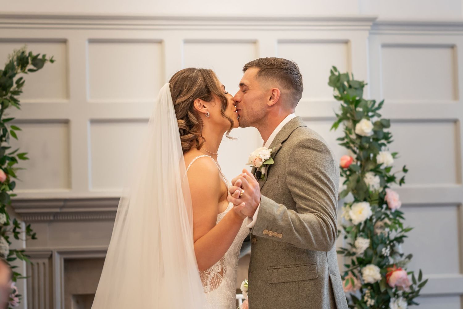 oliver charles photography, Bride and groom kiss in Surrey.  wedding photographer surrey