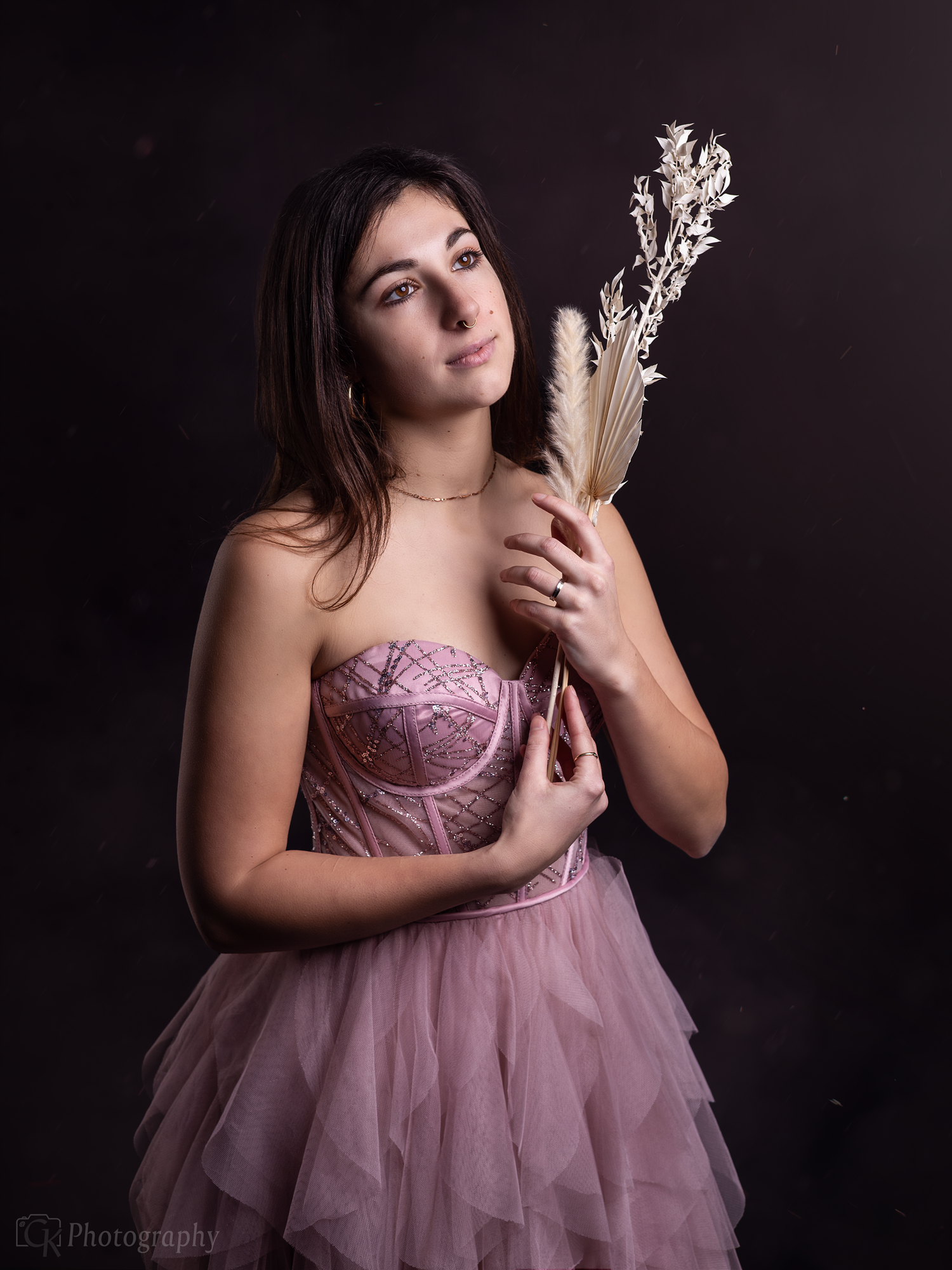 Vrouwelijke studio portretshoot met warme sfeer en luxe styling