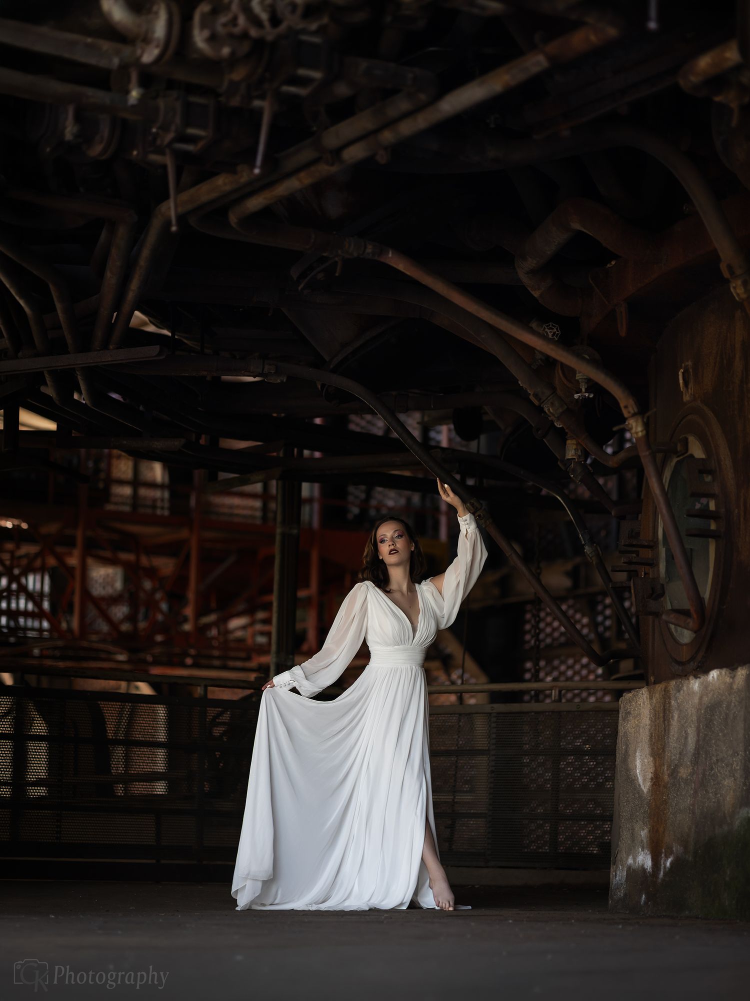 Elegante fashion fotografie in industriële omgeving