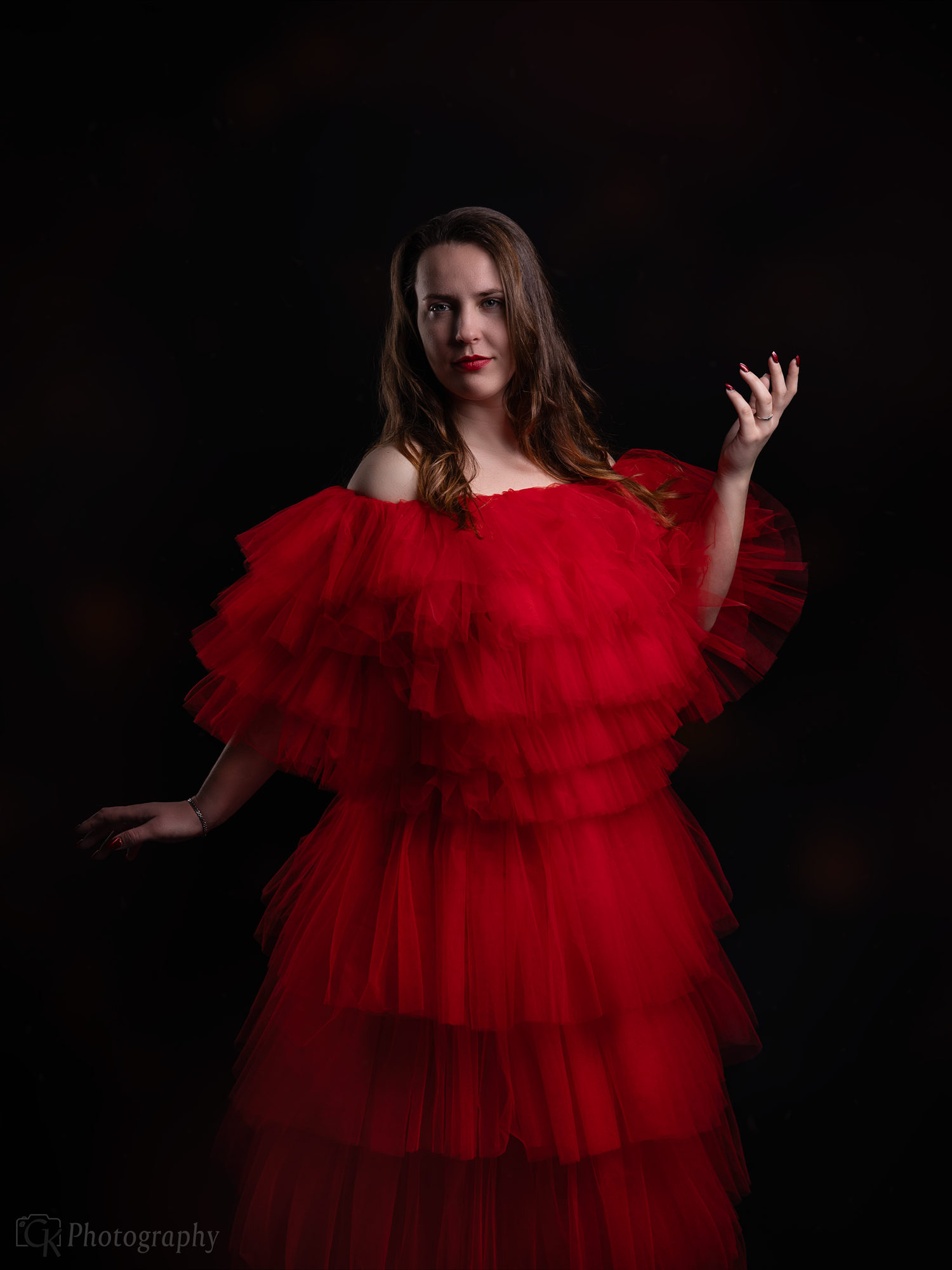 Elegante studio portretfoto van een vrouw in een imposante design jurk met luxe uitstraling en stijlvolle belichting