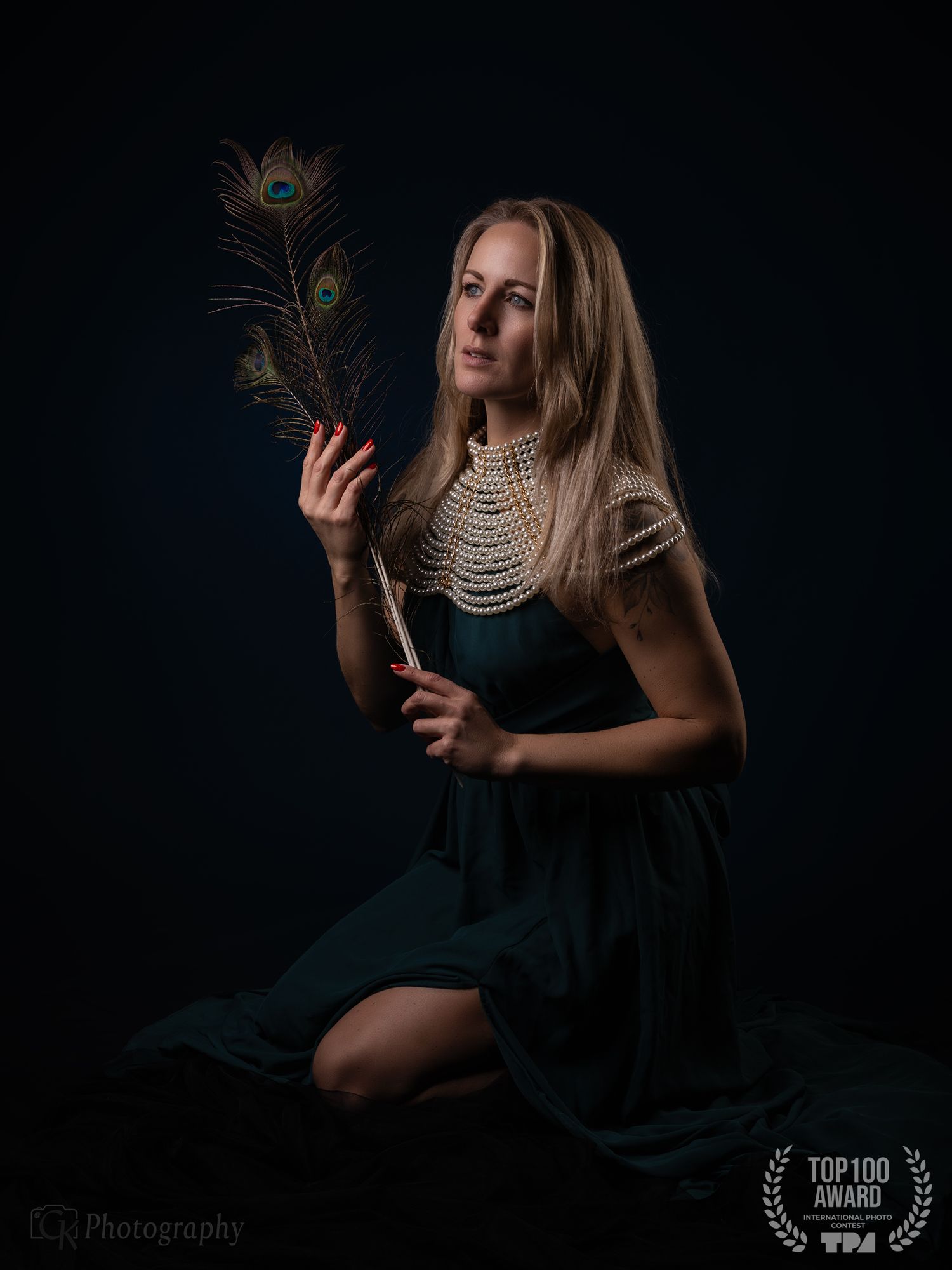Artistiek studioportret met editorial belichting en krachtige uitstraling, bekroond met een Top 100-notering bij de Top Photo Awards 2026.