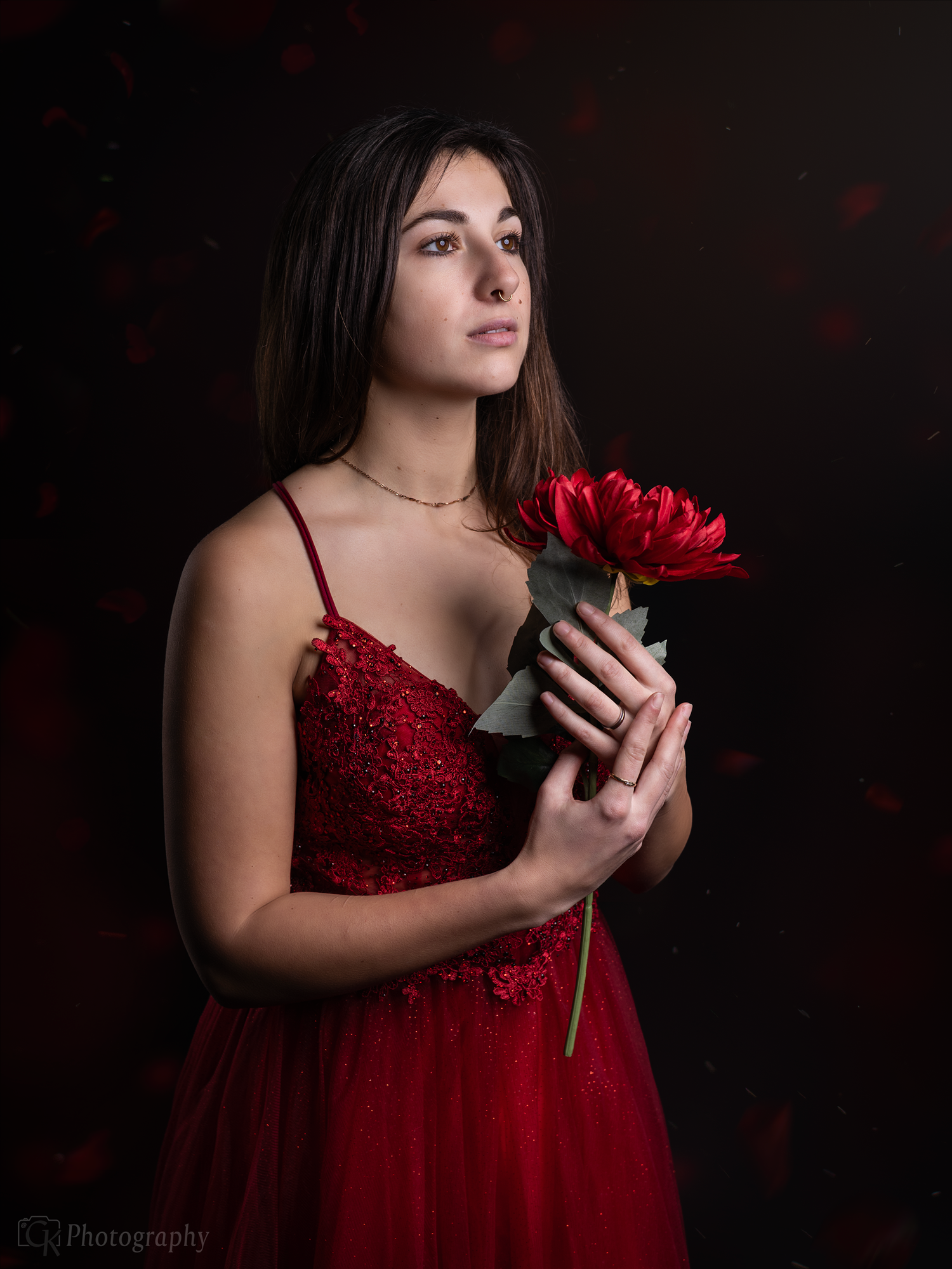 Vrouwelijke studio portretshoot met warme sfeer en luxe styling