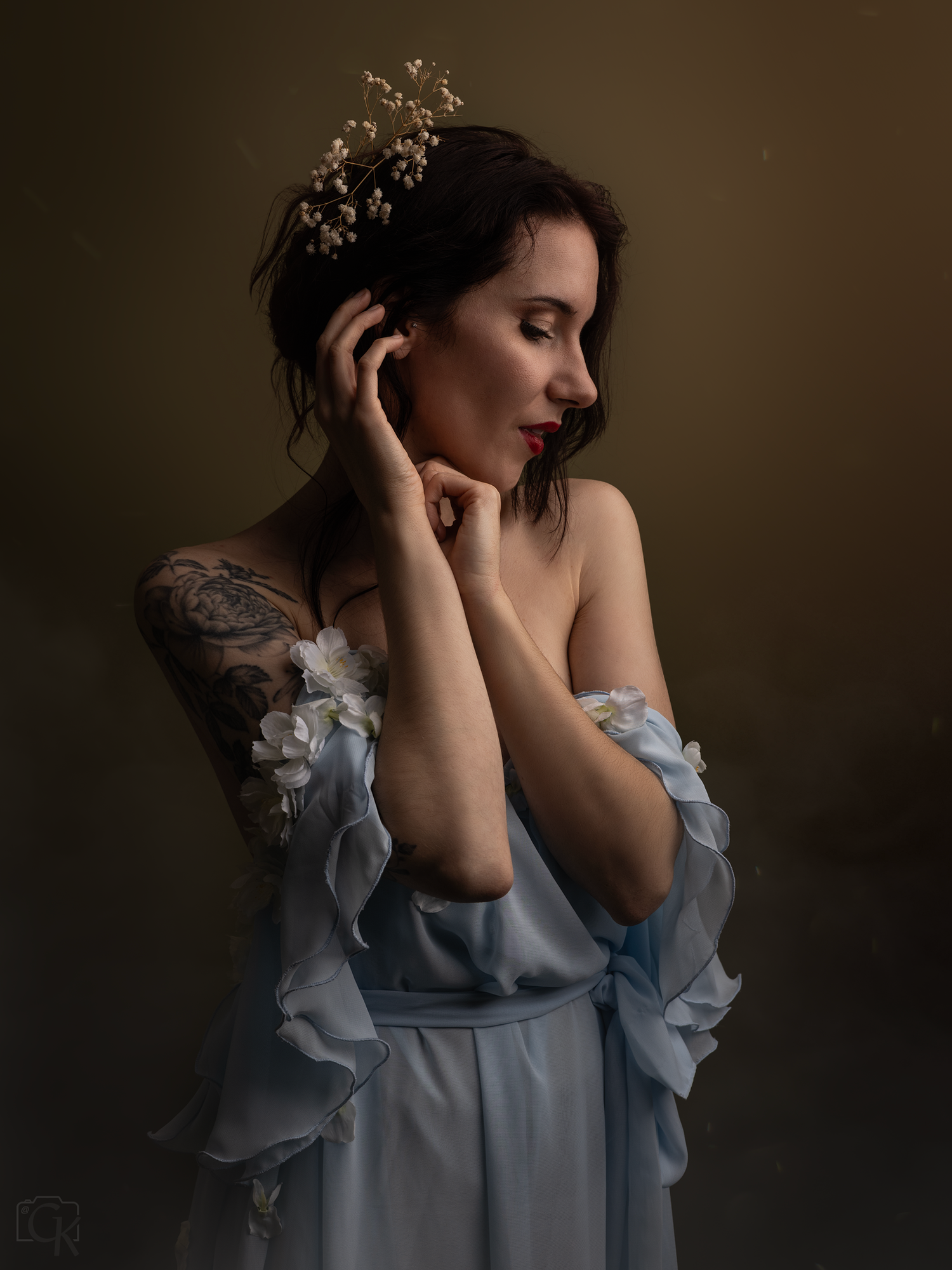 Vrouwelijke studio portretshoot met warme sfeer en luxe styling