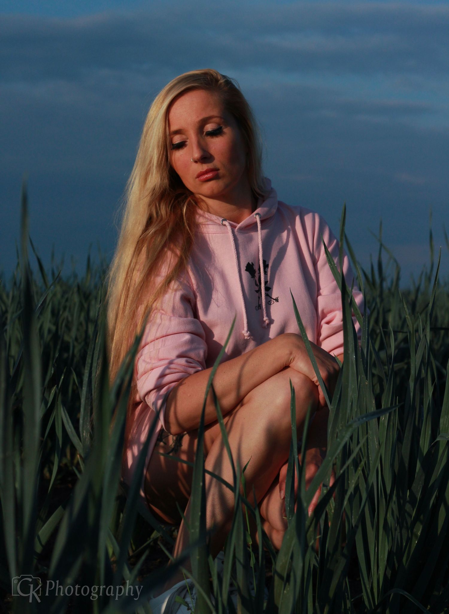 Outdoor portretshoot tijdens golden hour in Drenthe