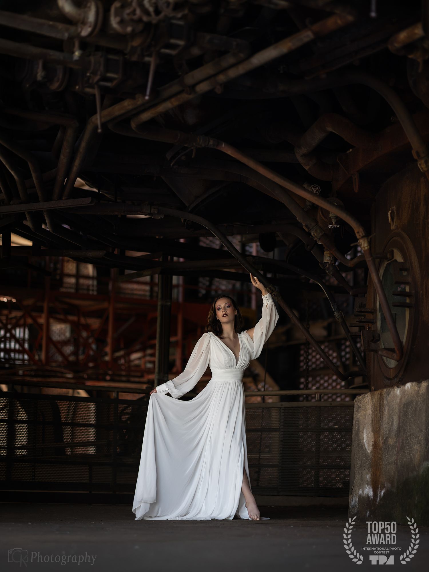 Artistiek portret in een industriële locatie met editorial styling, bekroond met een Top 50-notering bij de Top Photo Awards 2026.