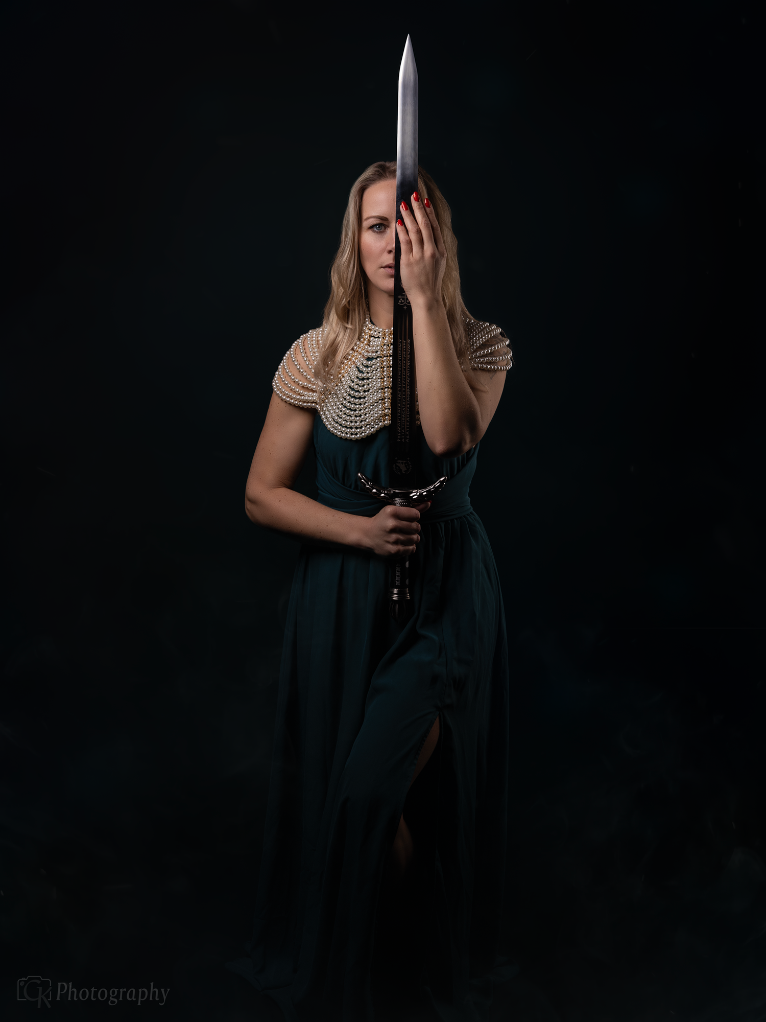 Artistieke studio fotografie met warrior thema en elegante styling