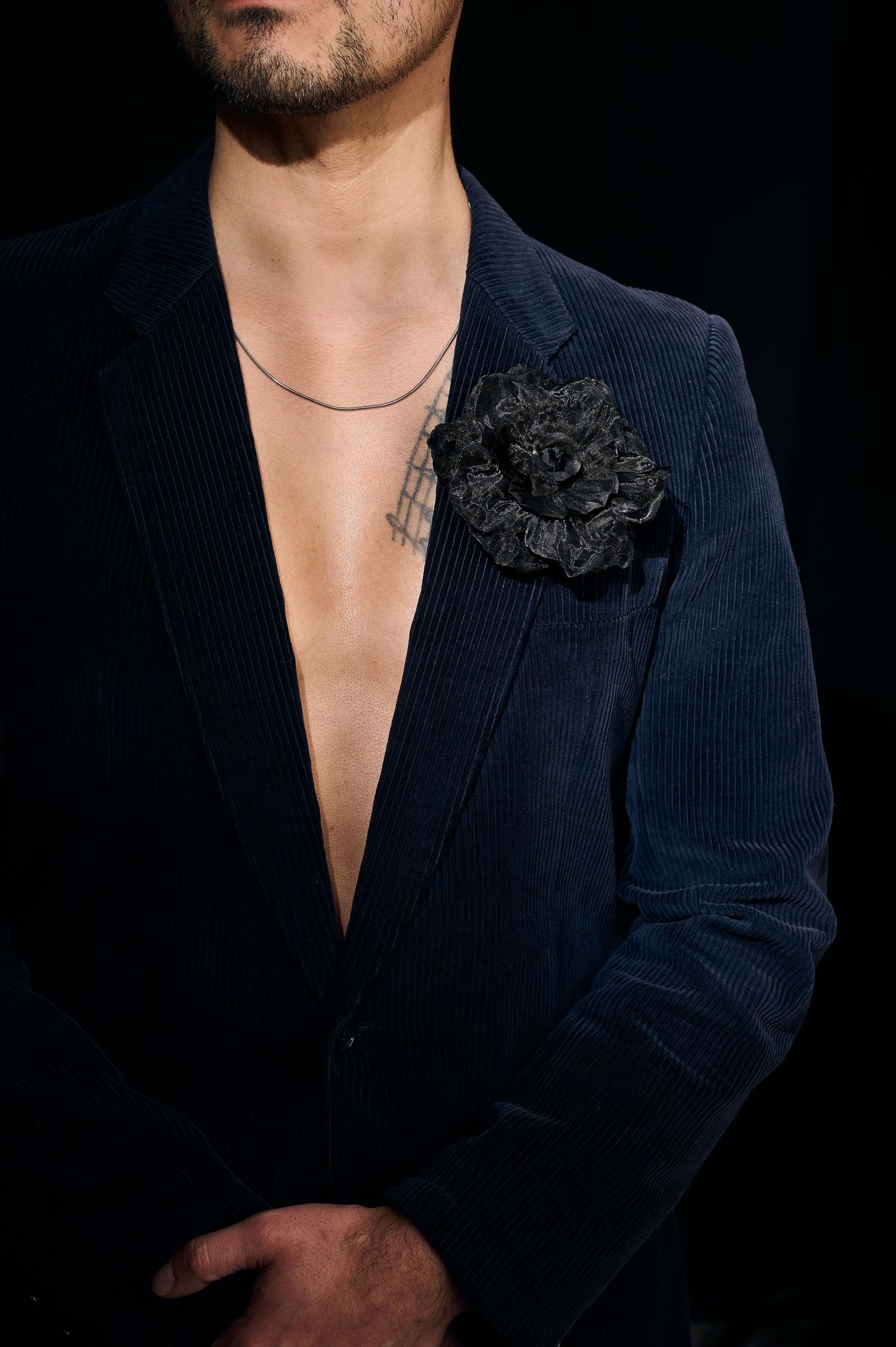 Produktfoto på modell Smycken. Fotograf Jessica Rankell Rankellfoto Jonas Philippe Jewerly