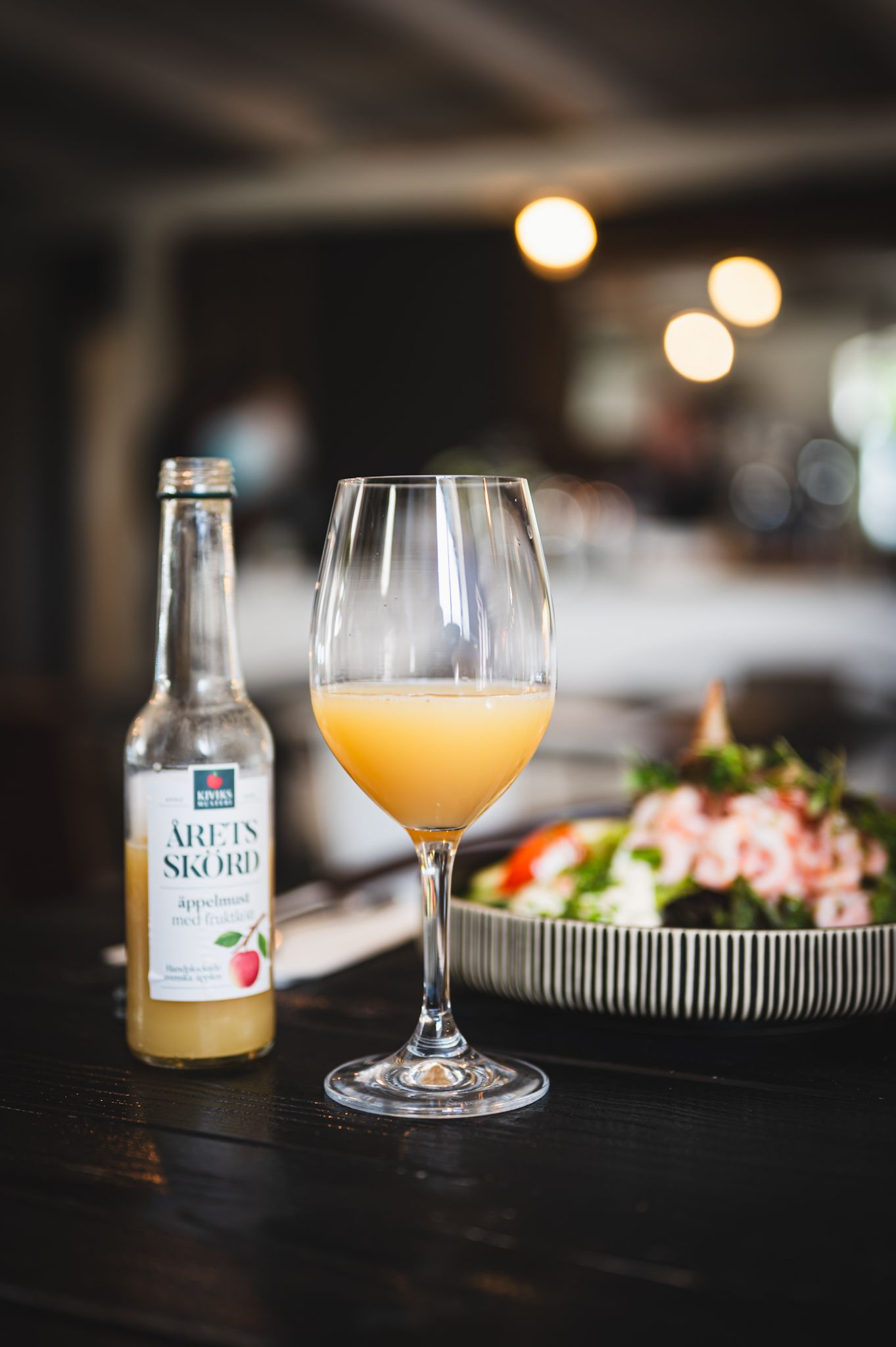 Matfoto i miljö. Restaurangfoto. Apelsinjuice
