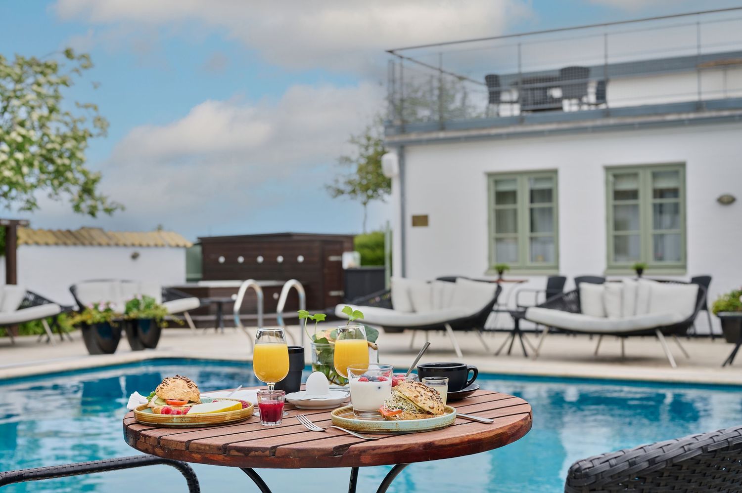 Exteriörfoto. Konferens och hotell. Gässlingen. Skanör. Frukost vid poolen. Fotograf Jessica Rankell. Rankellfoto