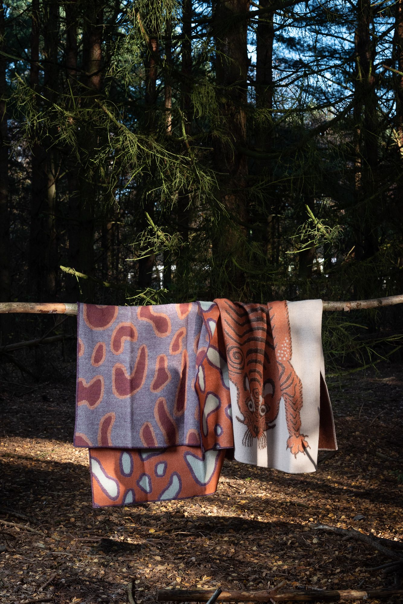 Produktfoto i miljö utomhus. Filt Zig Zag Zurich. Fotograf Jessica Rankell Rankellfoto