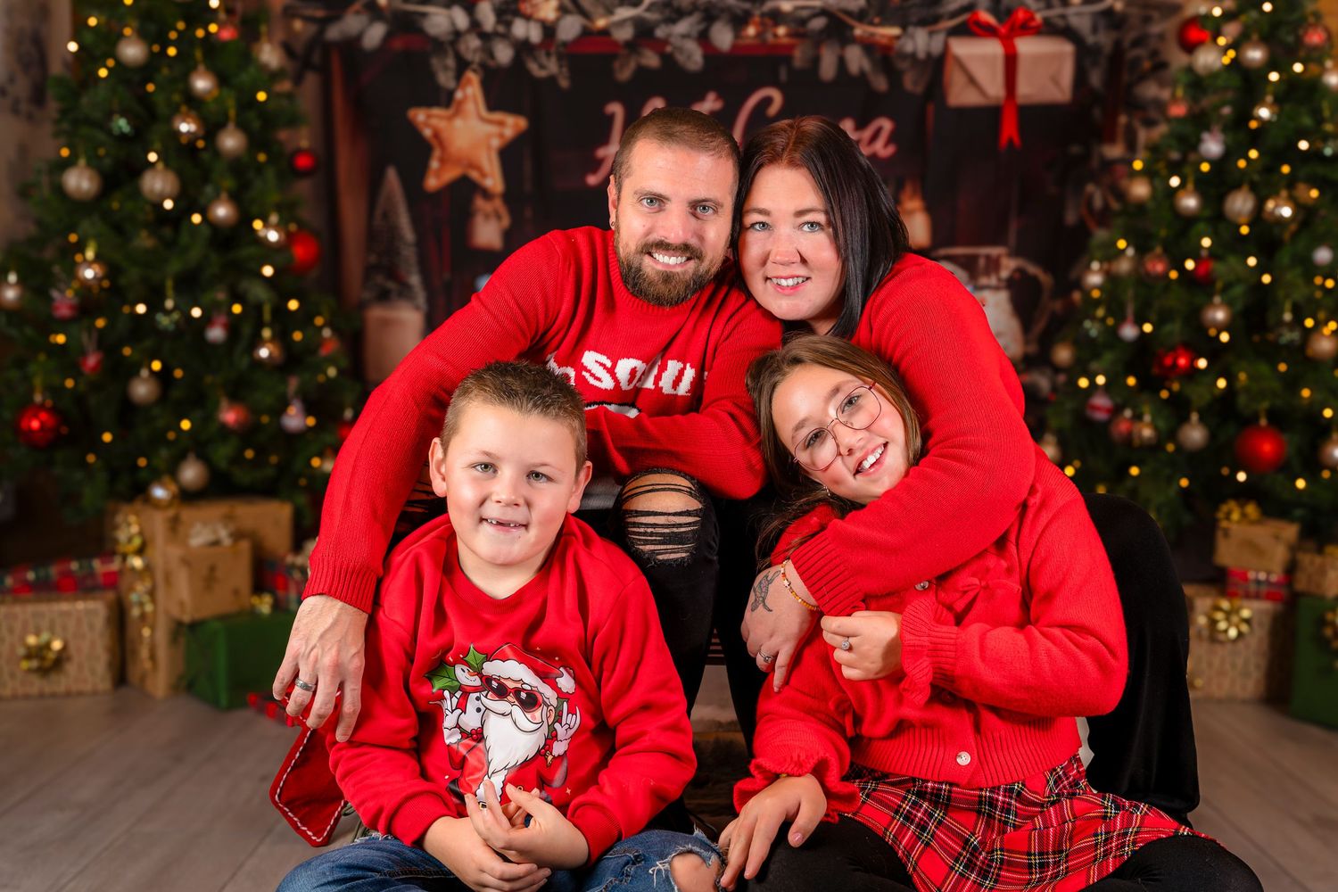Family of 4 in matching red jumpers at their Cosy Cocoa Christmas mini Photo session with Shorely a Memory in Margate, Kent.