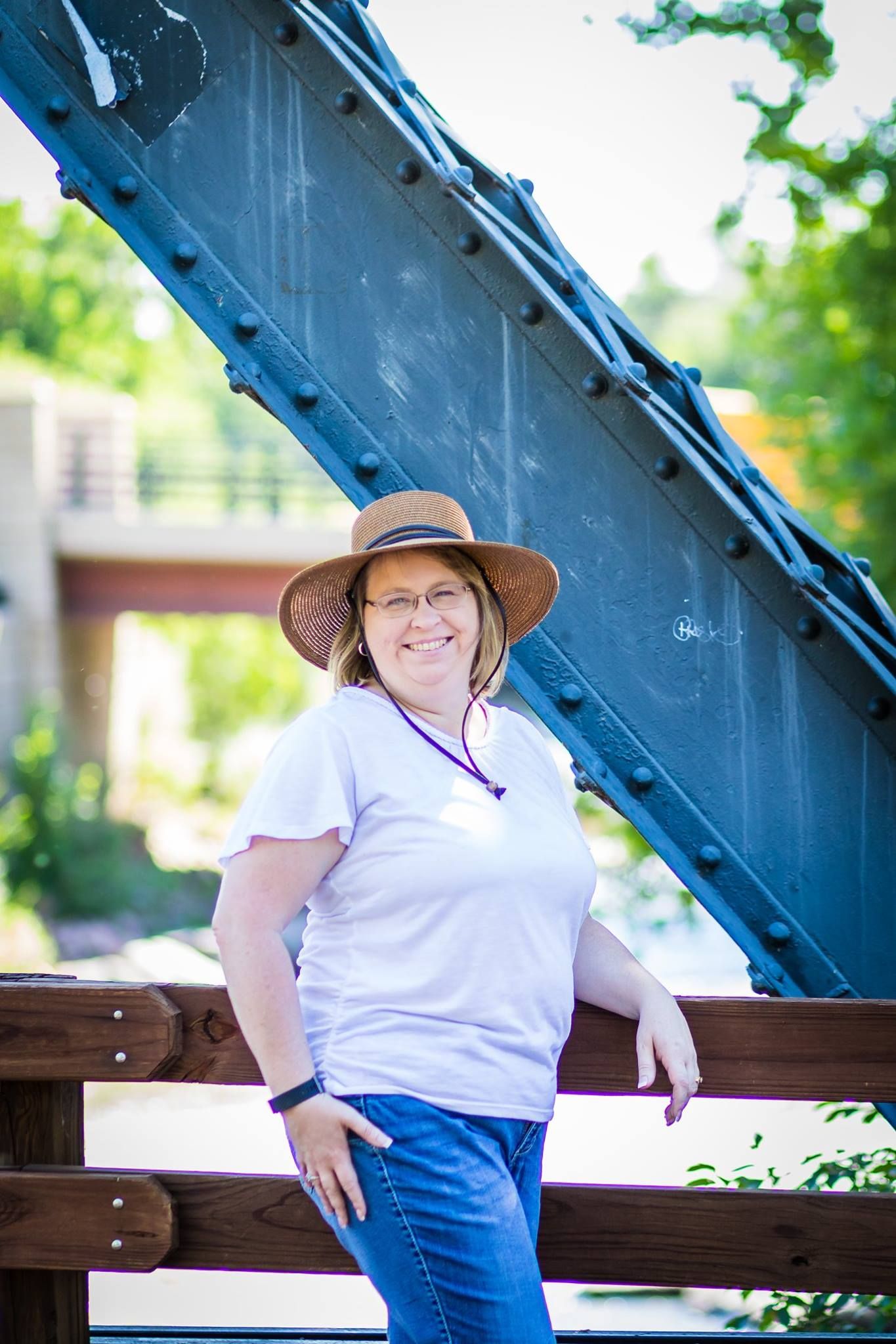 Dawn Lincoln, Canon City Professional Photographer for family, maternity, children, high school senior, engagement and wedding photographer